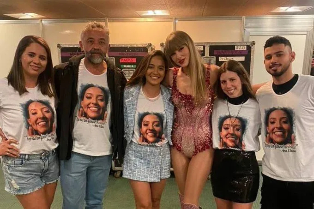 Taylor Swift with Ana Clara Benevides Machado's family.