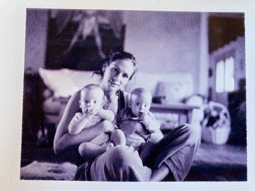 Julia Roberts with her twins, Hazel and Phinnaeus, as infants.