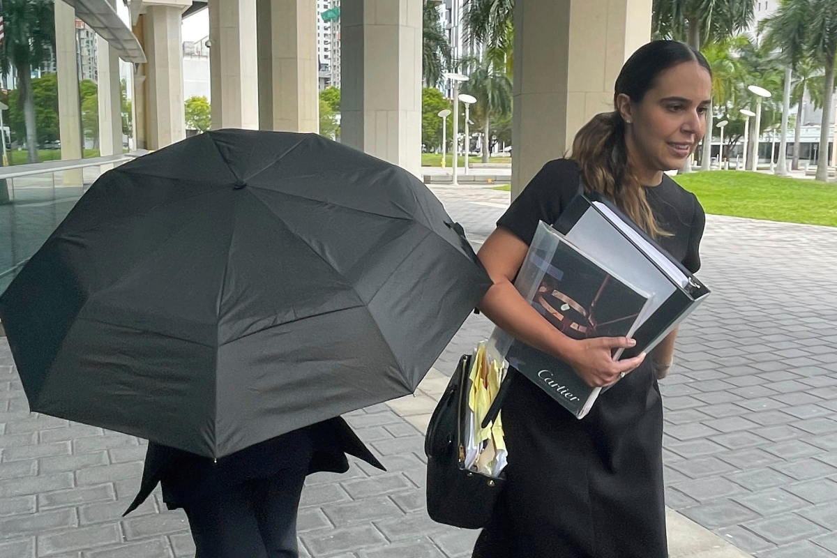 Nancy Gonzlez under the umbrella at the court
