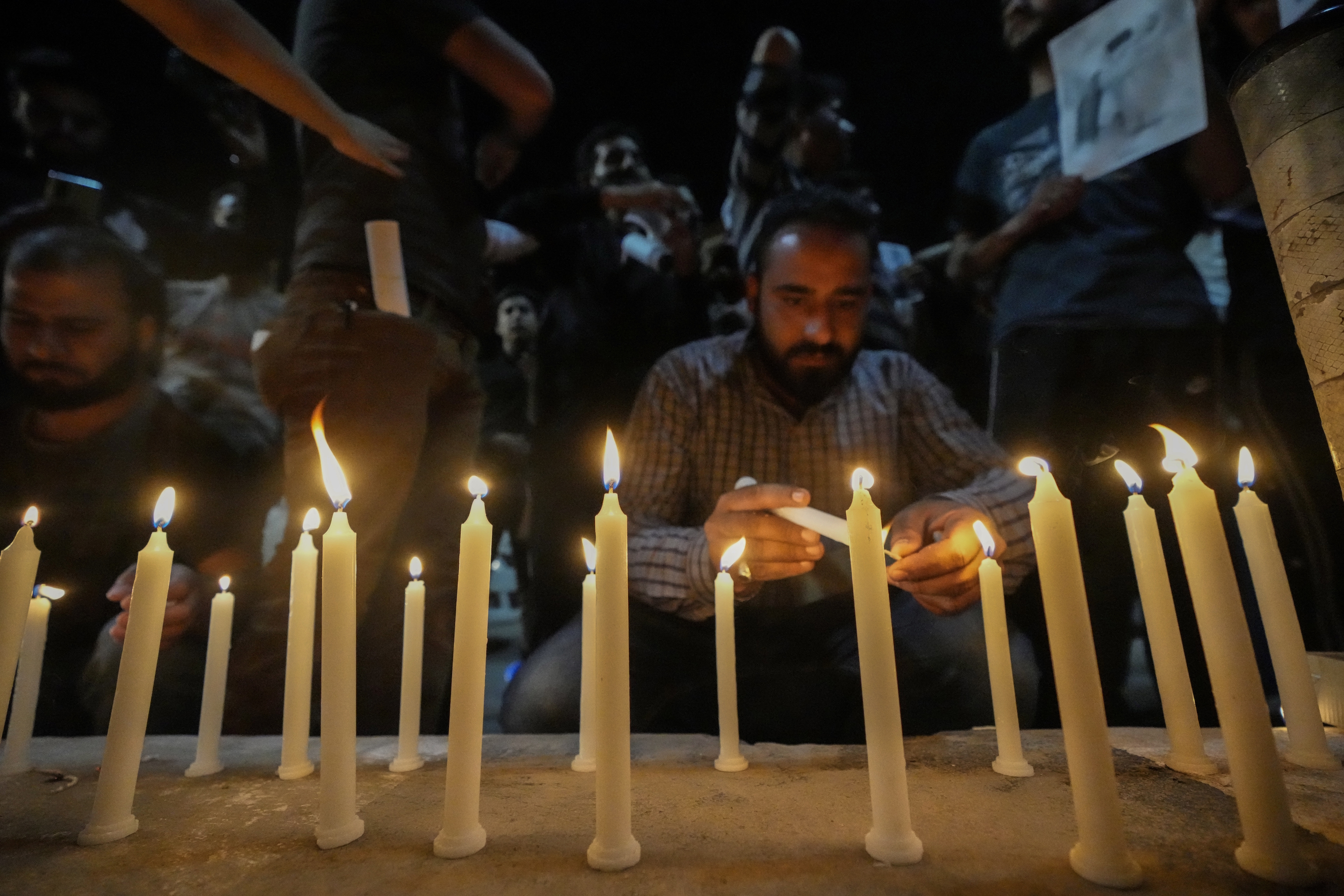 Shiite Muslims light candles in memory of Iranian President Ebrahim Raisi.