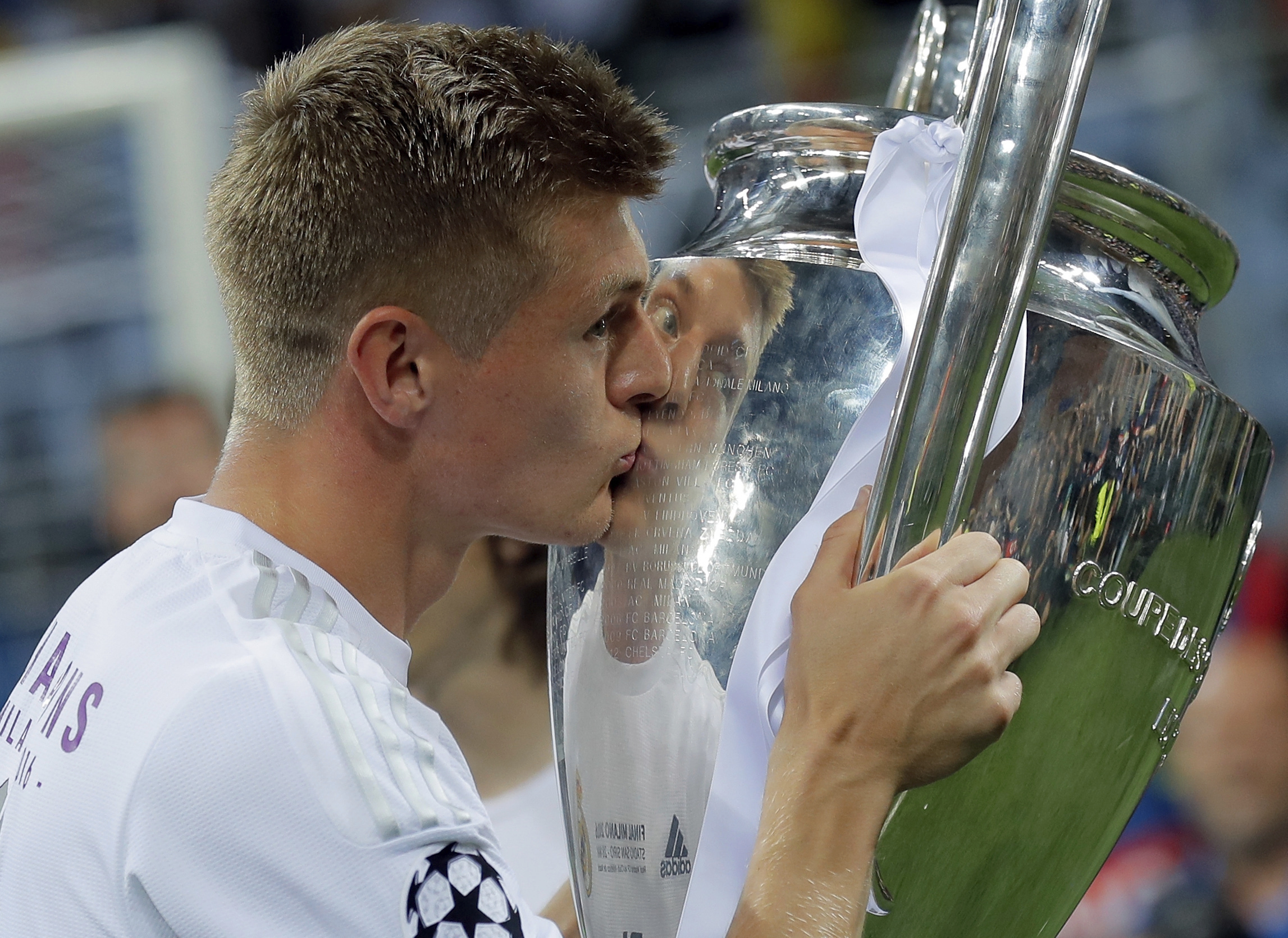 Kroos kisses the Champions League trophy in 2016.