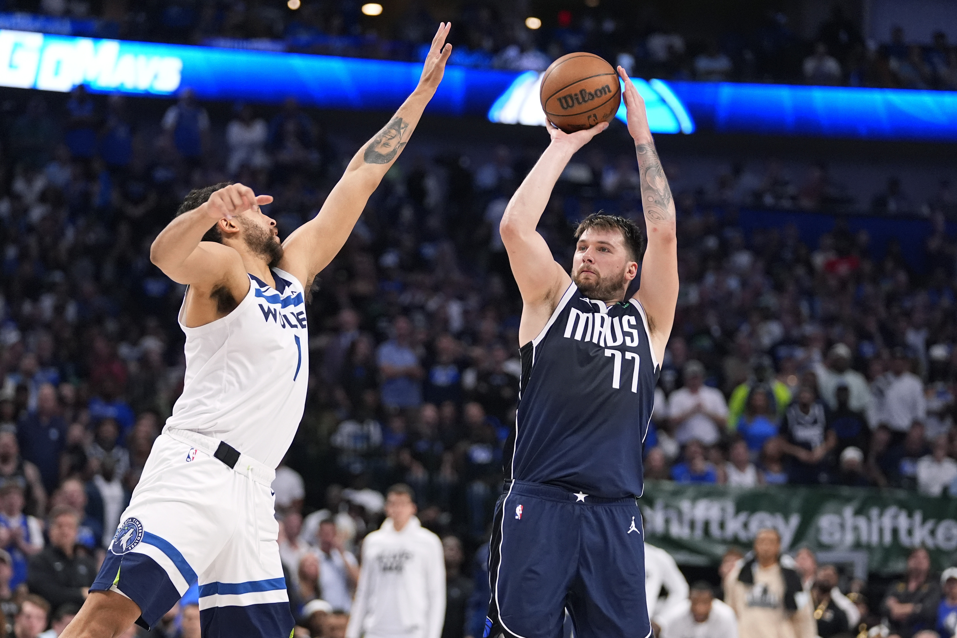 Dallas Mavericks guard Luka Doncic (77)