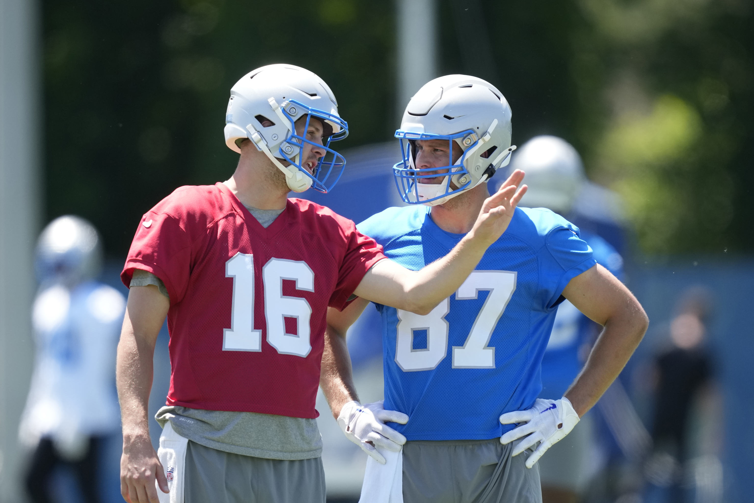 Detroit Lions quarterback Jared Goff (16) talks with tight end Sam LaPorta.