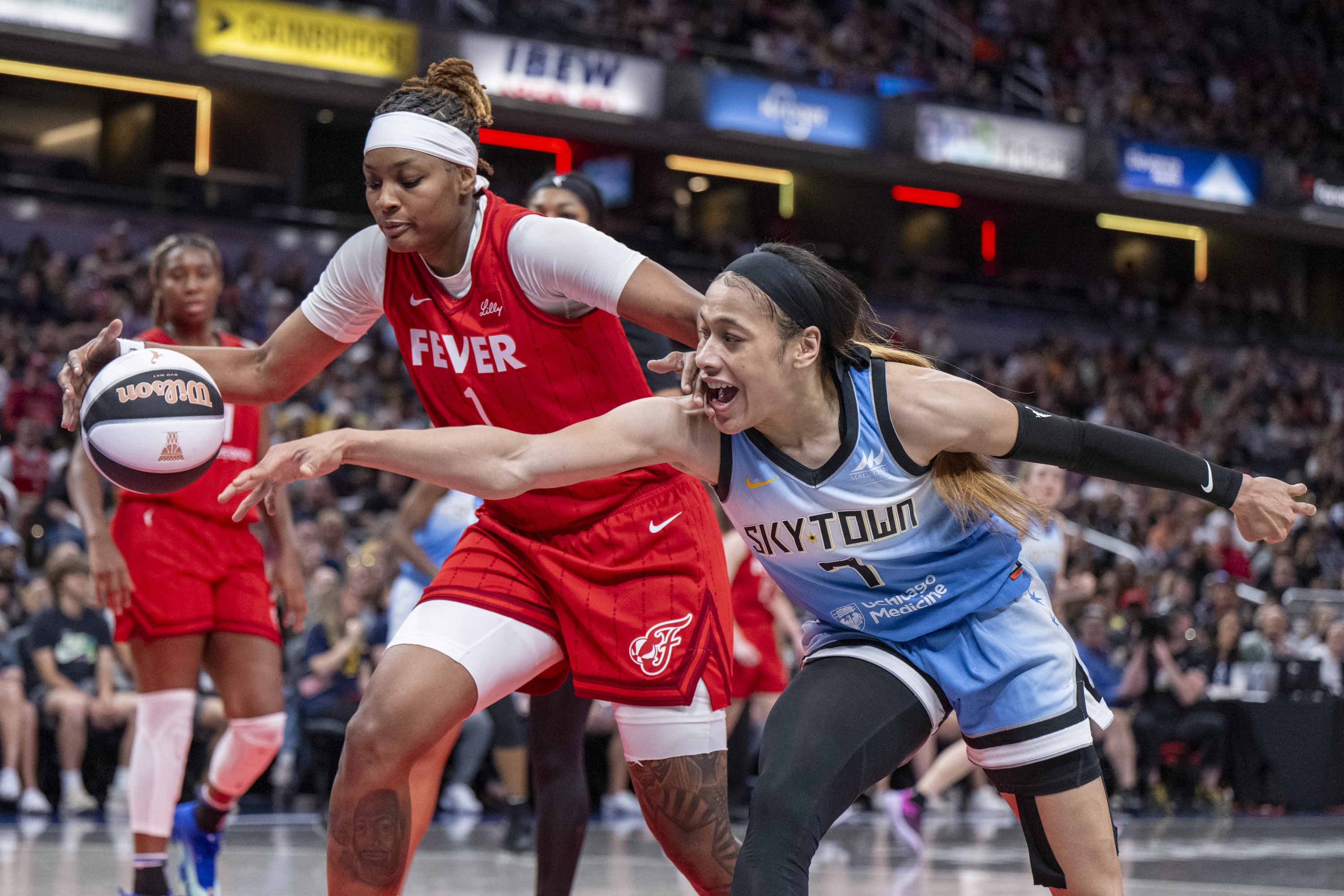 N. Smith (1) and Chicago Sky guard Chennedy Carter (7).