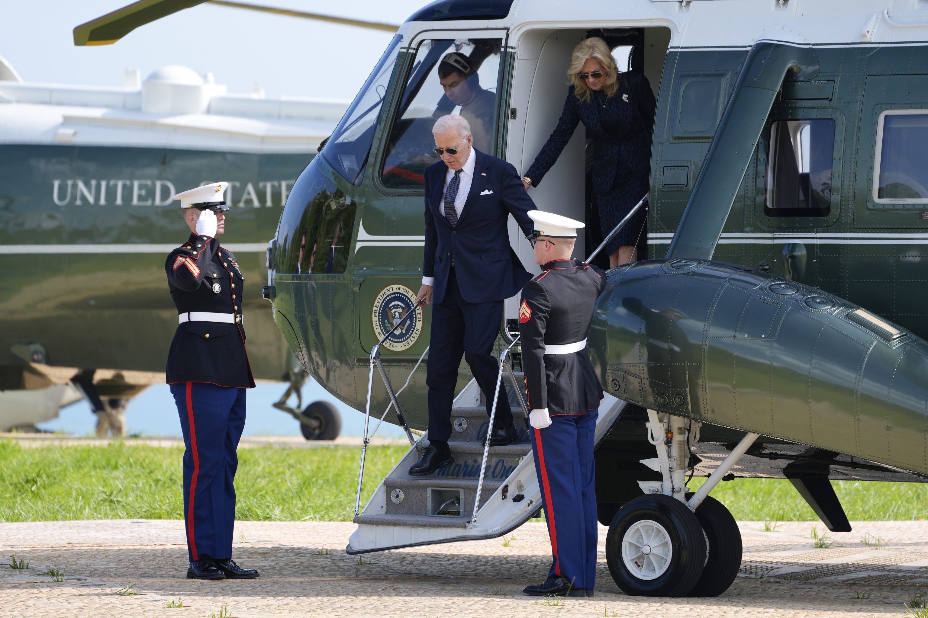President Biden and first lady step off Marine One.
