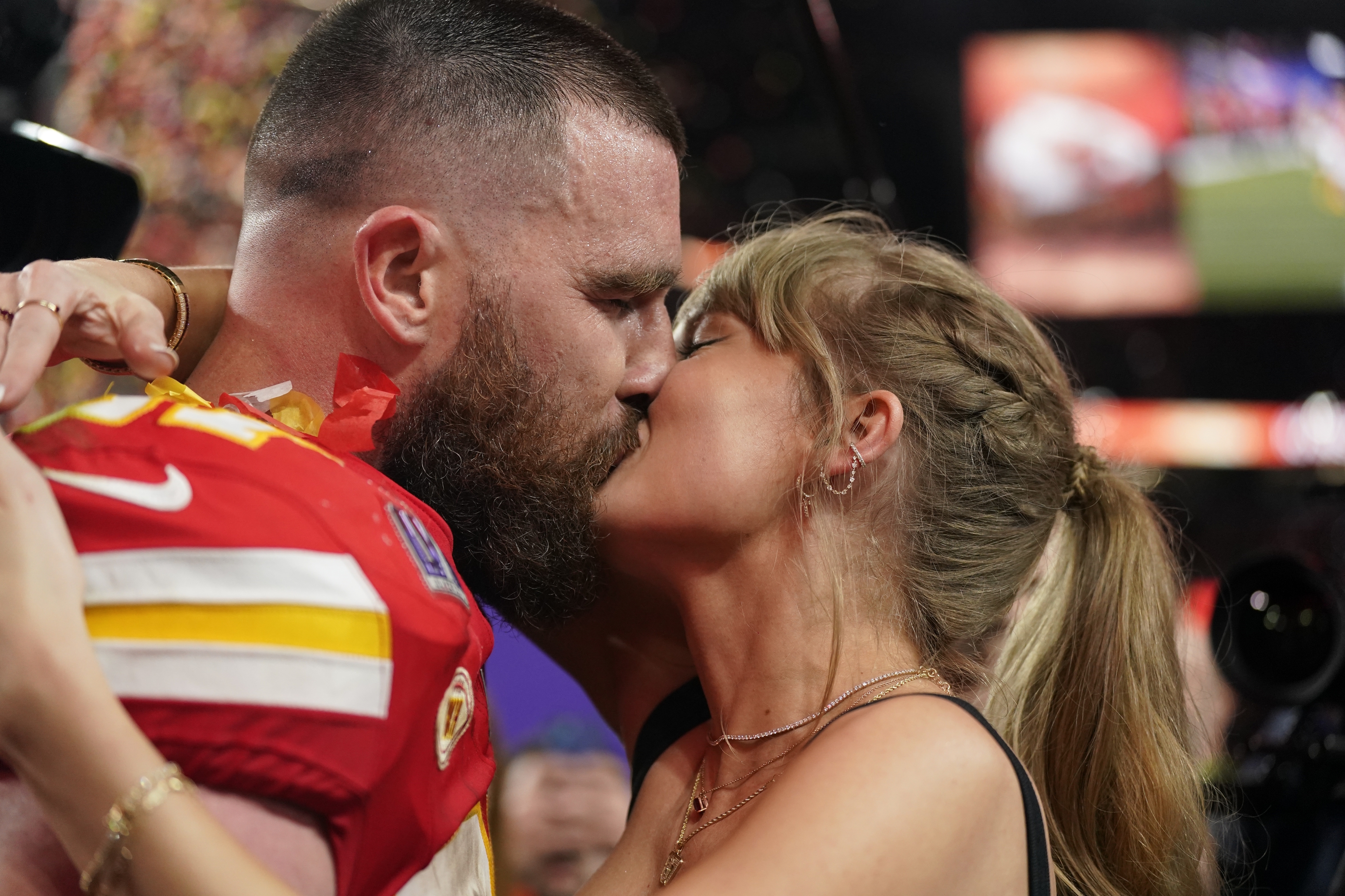 Taylor Swift kisses Kansas City tight end, Travis Kelce.