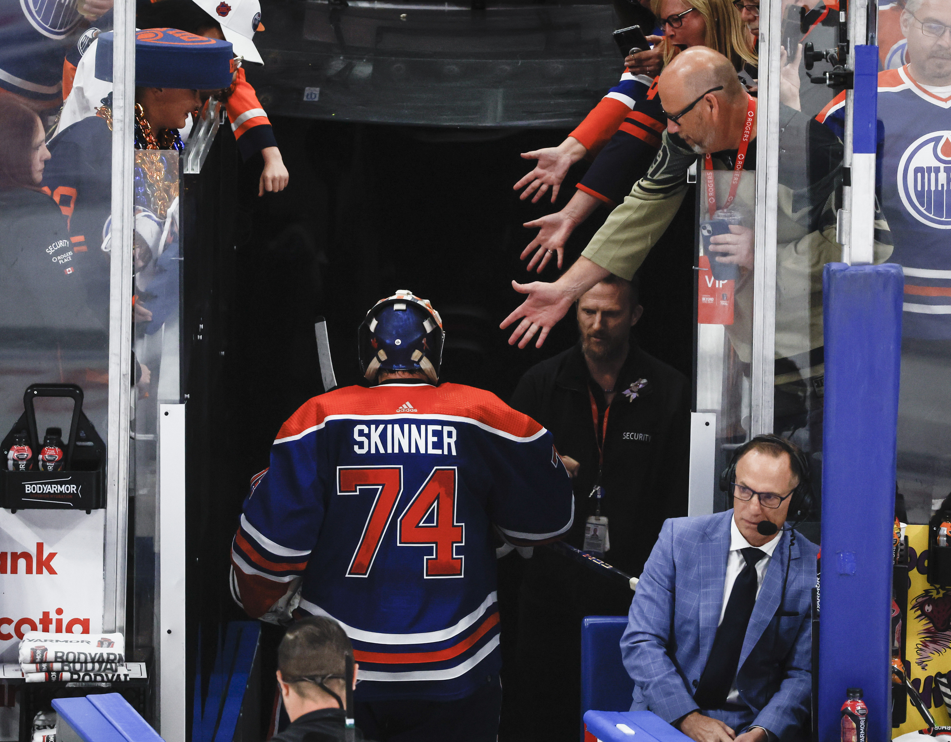 Fans reach out to Edmonton Oilers goalie Stuart Skinner.