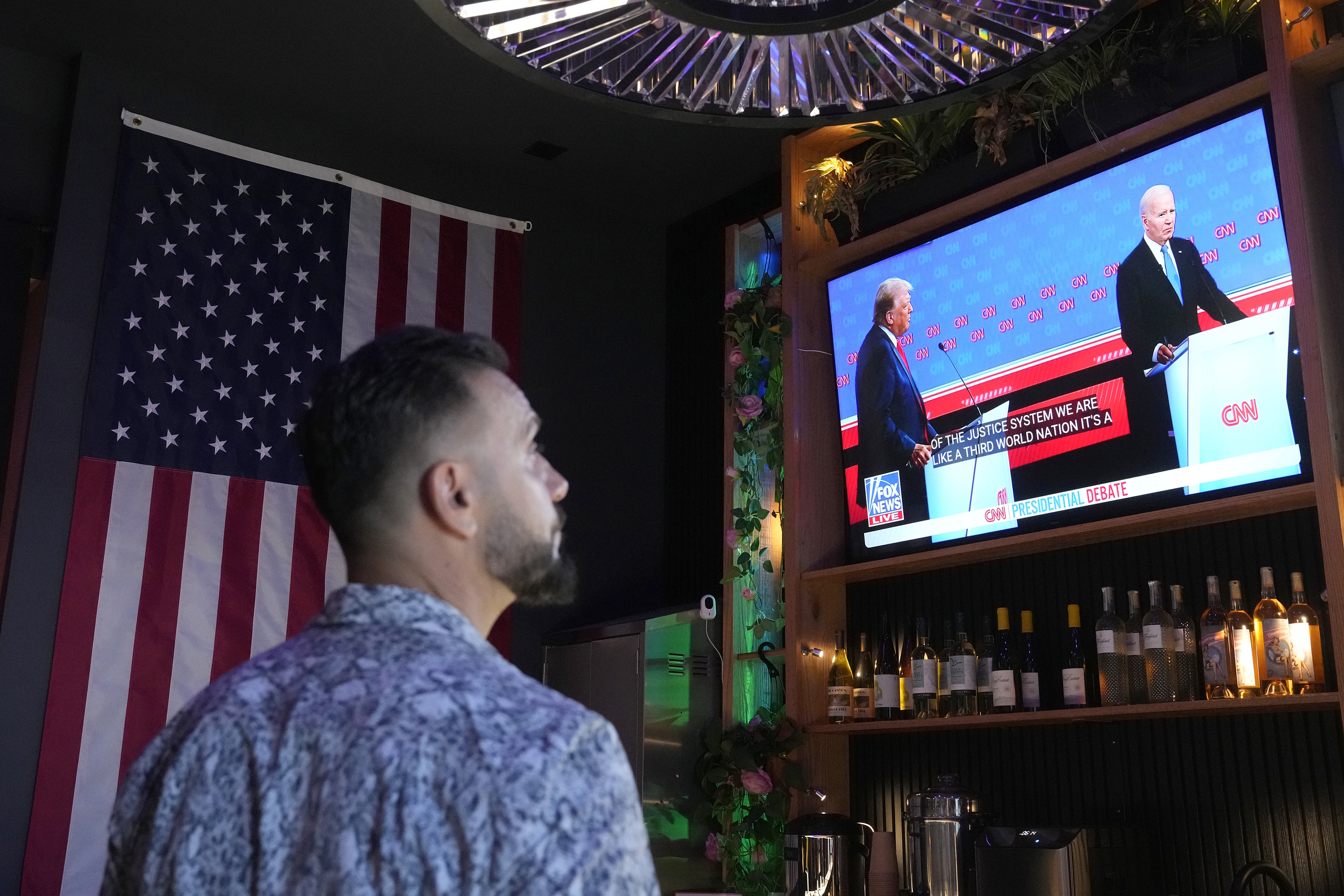 A patron watches debate presidential.