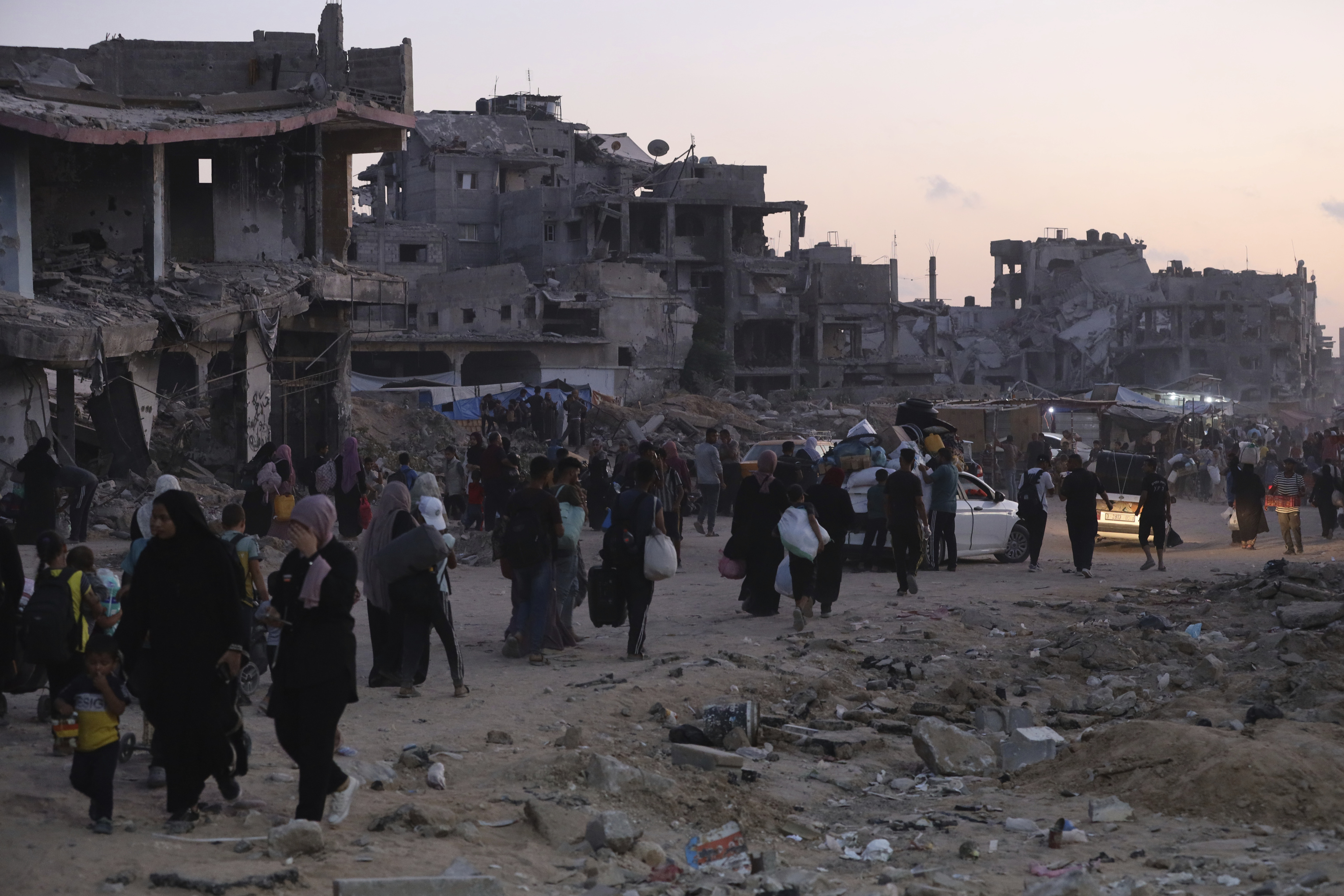 Palestinians displaced by the Israeli air and ground offensive on the Gaza Strip flee from parts of Khan Younis.