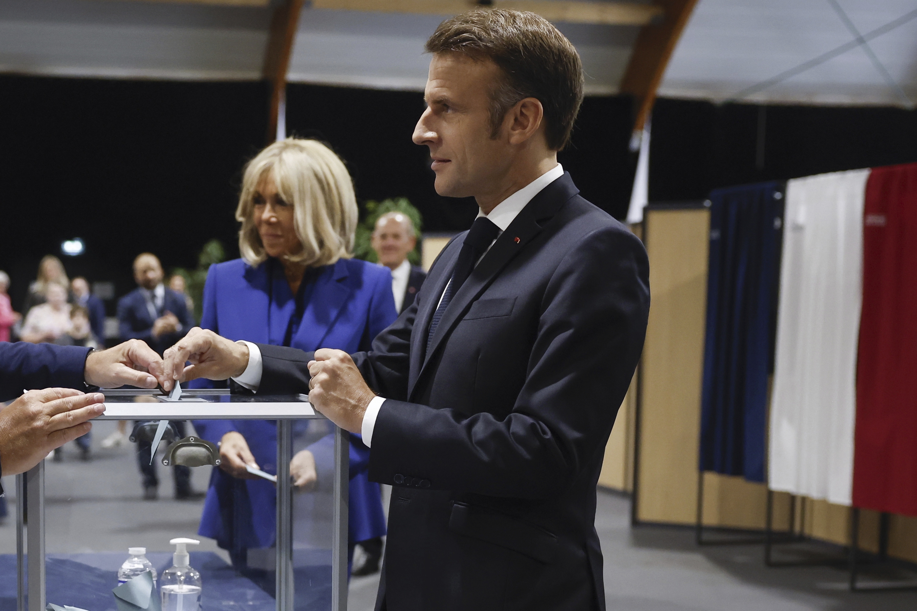 French President Macron votes for the second round.