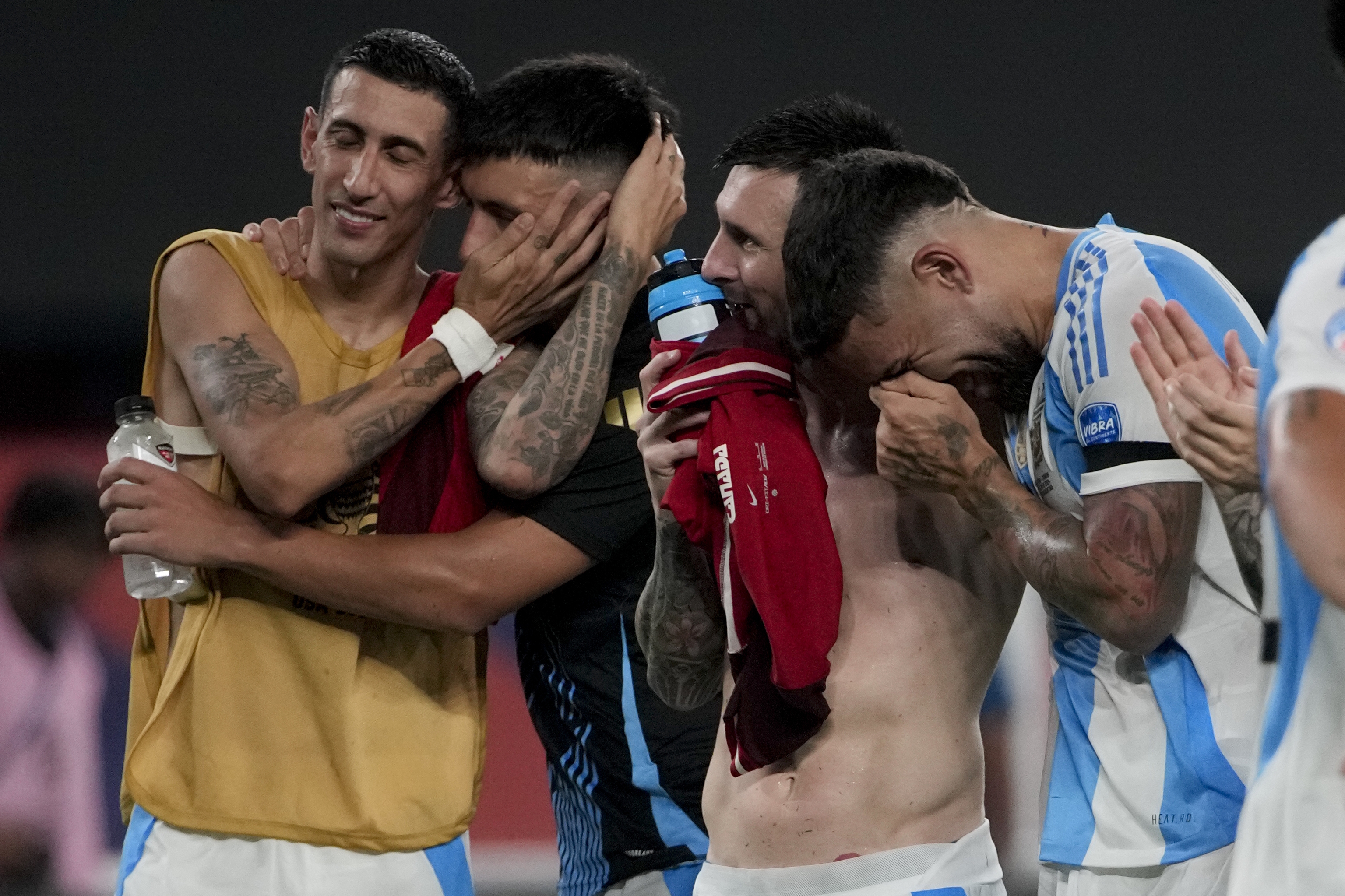 Di Maria, Enzo Fernandez, Messi and Otamendi celebrate