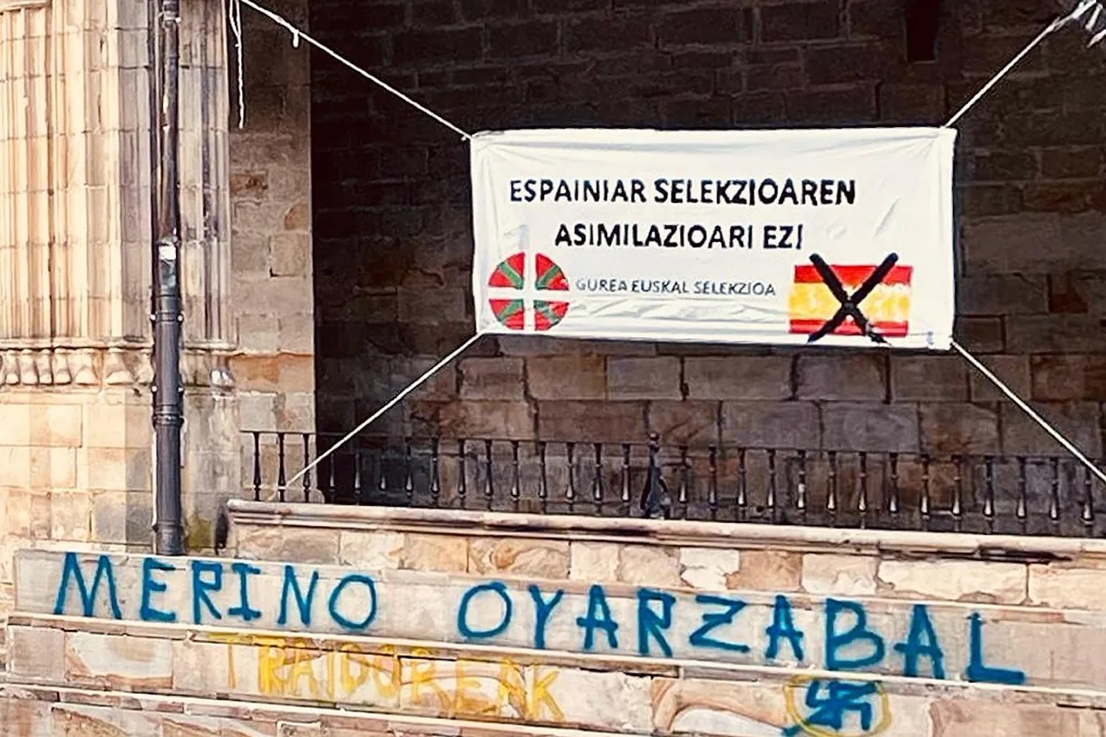 The banner and graffiti against the player of the Spanish national soccer team, Oyarzabal.