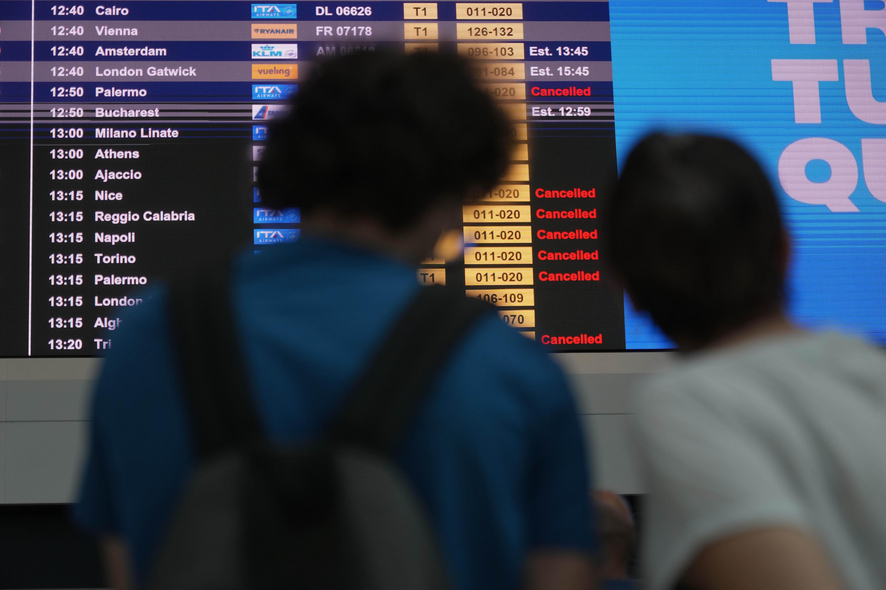 Passengers crowd of Rome's Fiumicino airport.