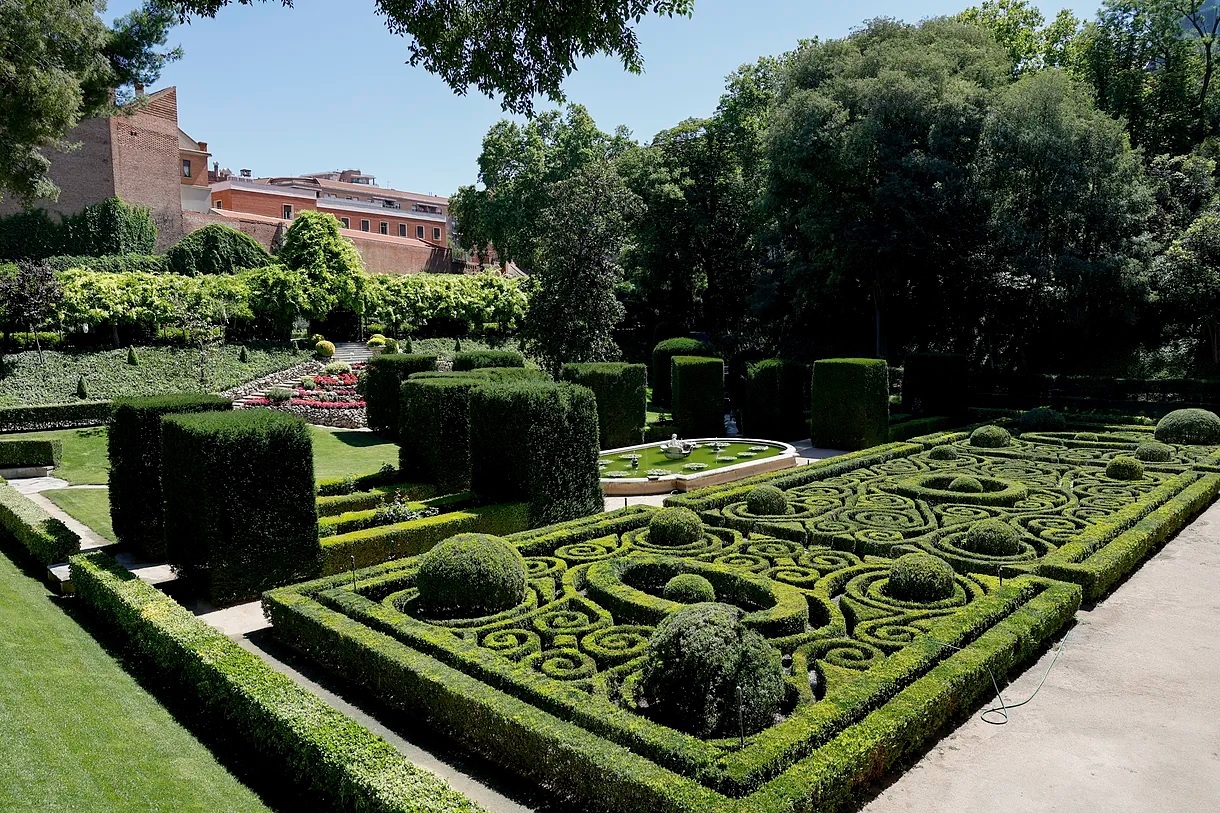 The parterre and the central fountain.