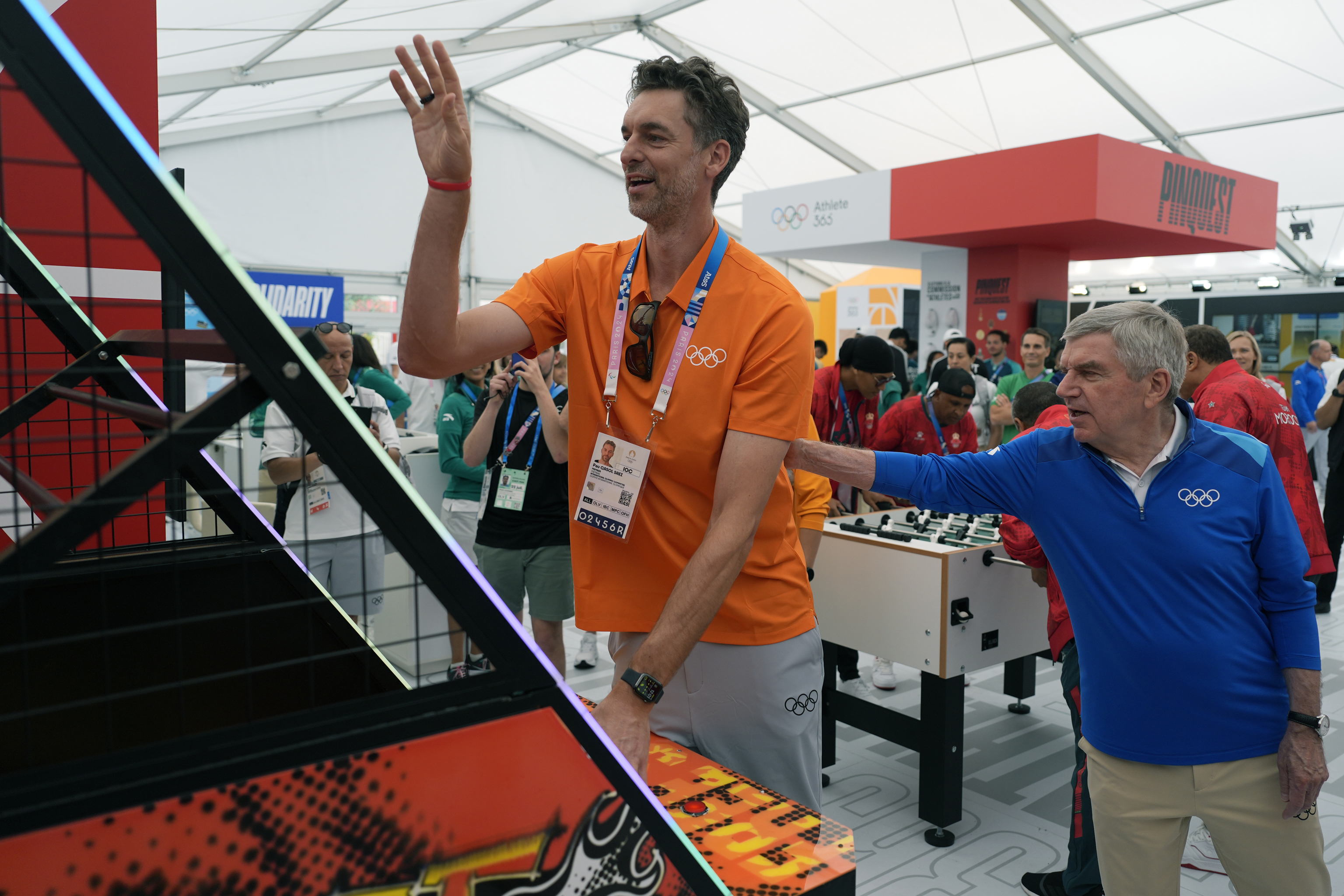 Gasol, alongside the IOC President, Thomas Bach, at the Olympic Village.