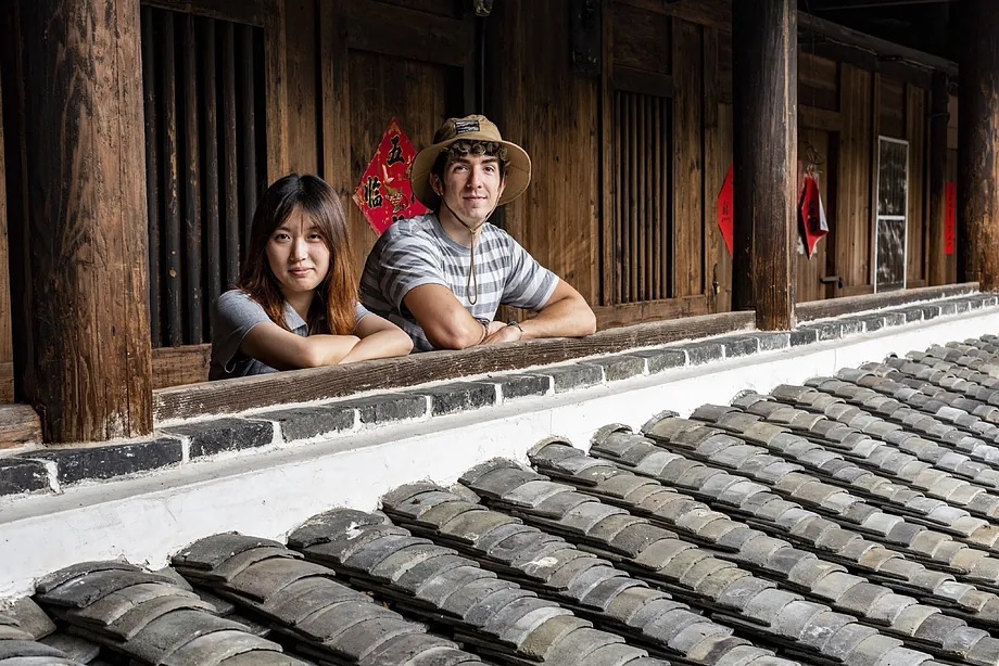 El realizador Adri Guxens, durante su estancia en un 'tulou' de los hakka.