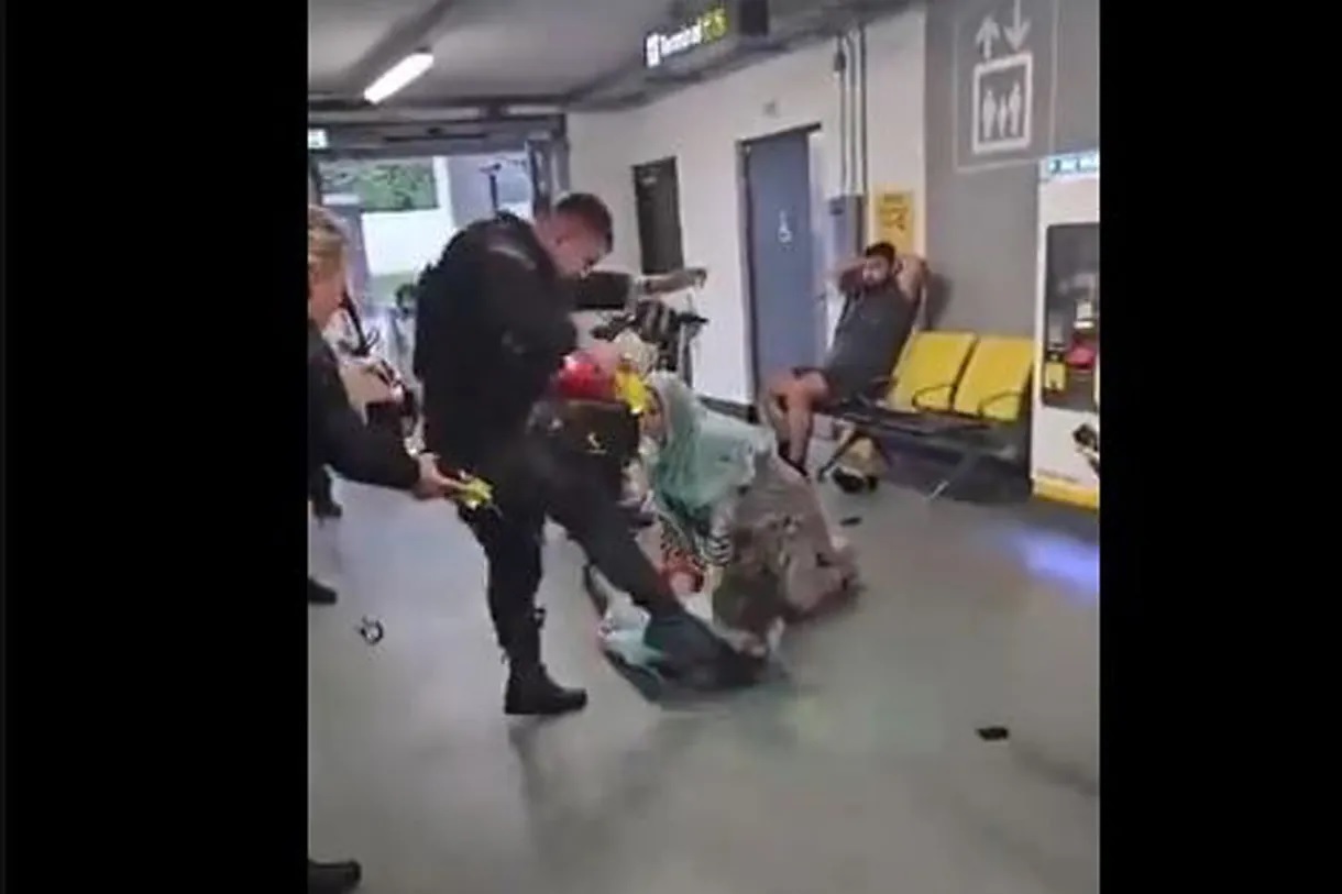 Moment when the officer kicks the detainee's head.