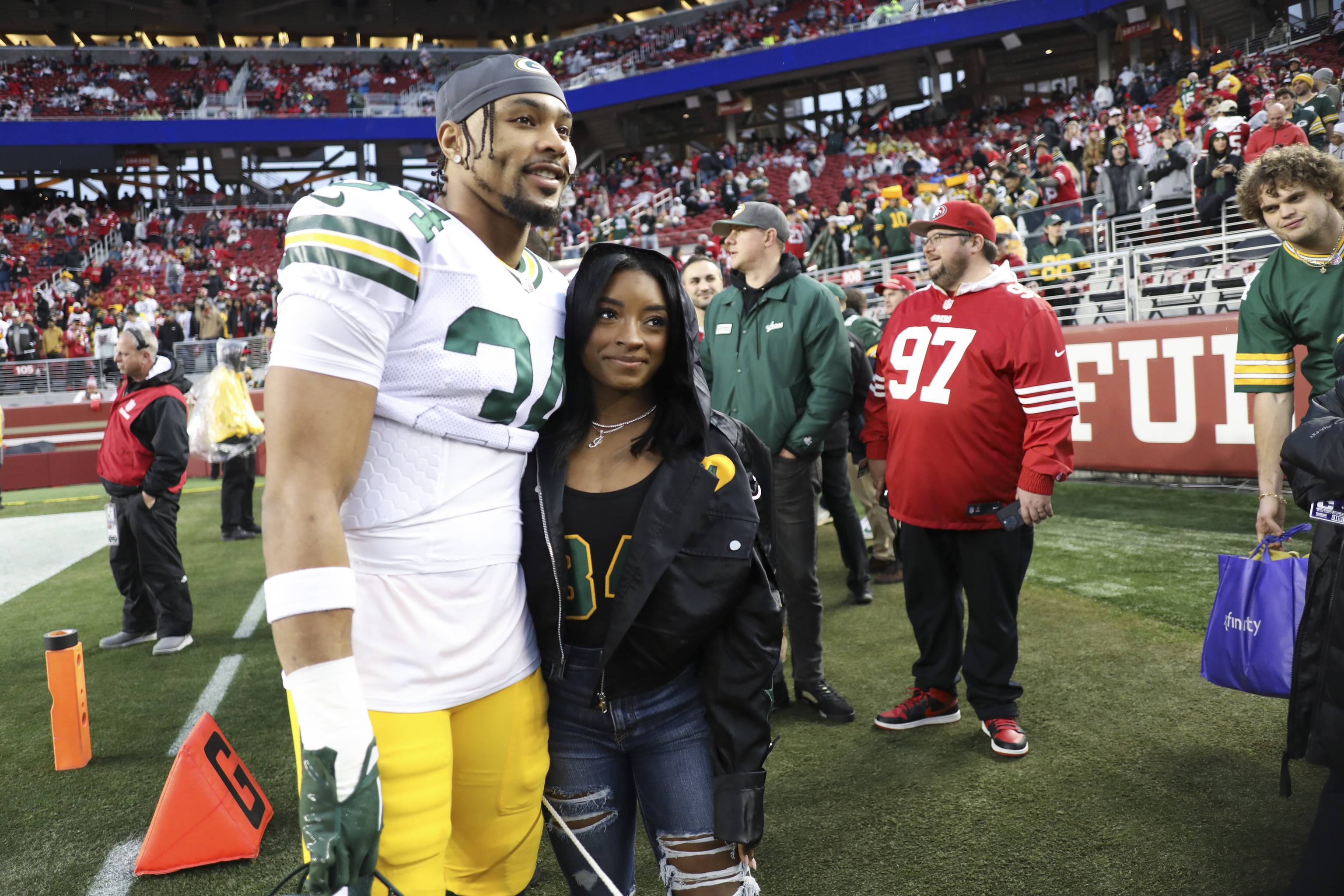 Jonathan Owens, entonces jugador de los Packers de Green Bay, posa con la gimnasta Simone Biles.