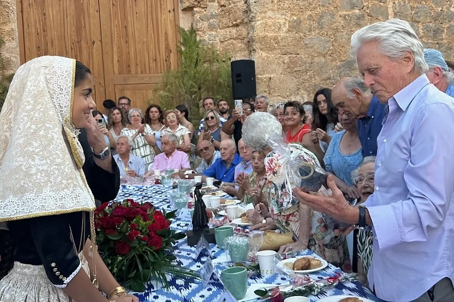 The actor collects the statuette of the patron saint of Valldemossa.