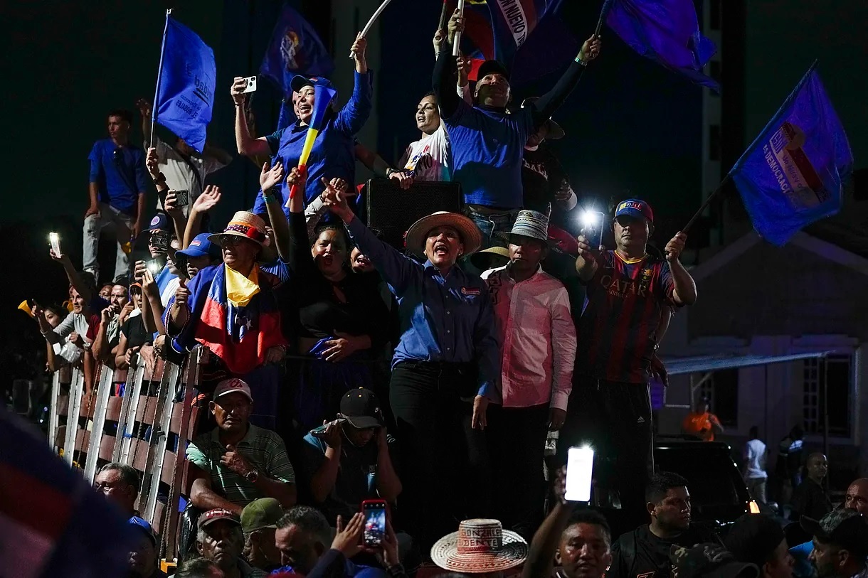 Machado and Gonzlez supporters in Maracaibo.