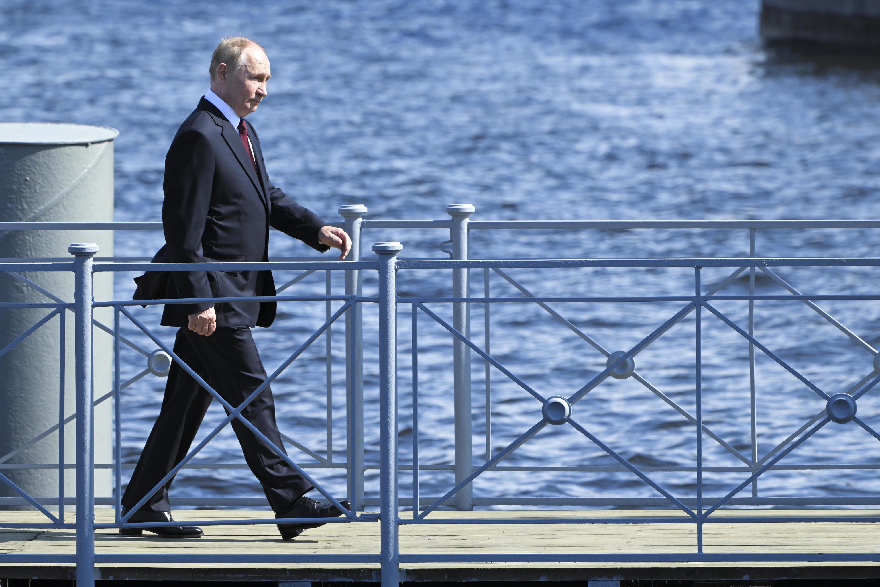 Putin watch the main naval parade in St. Petersburg.