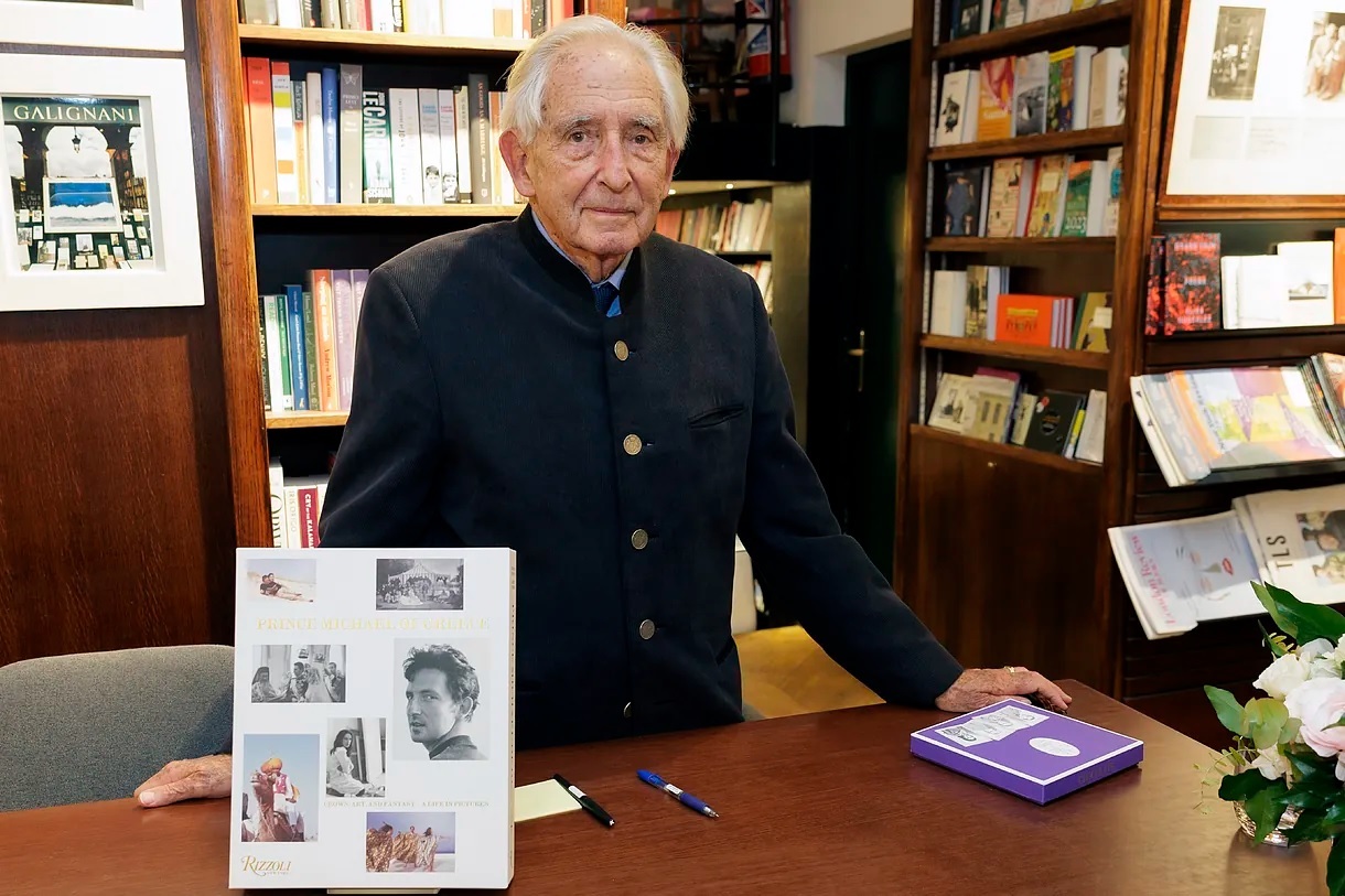 Miguel de Grecia signing books in Paris, November 2023.