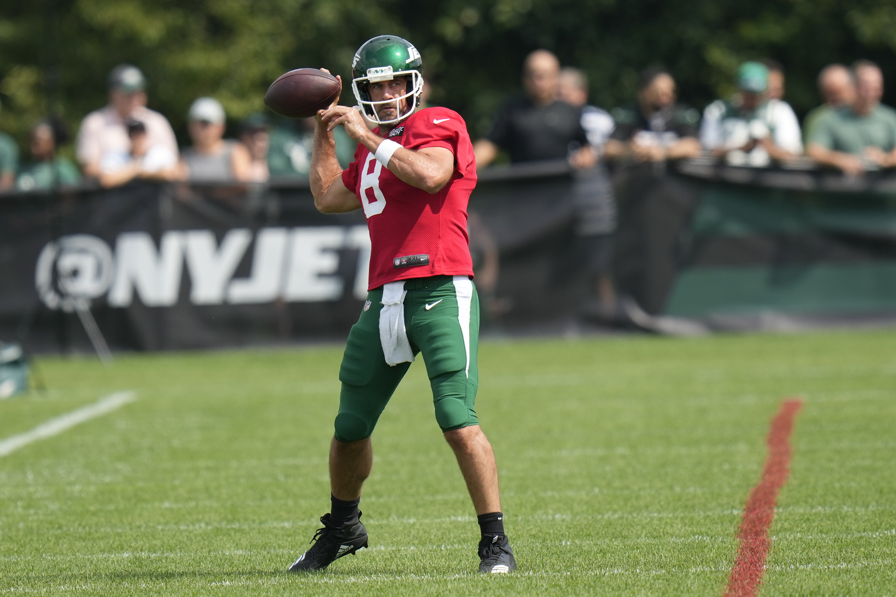 New York Jets quarterback Aaron Rodgers participates in practice.