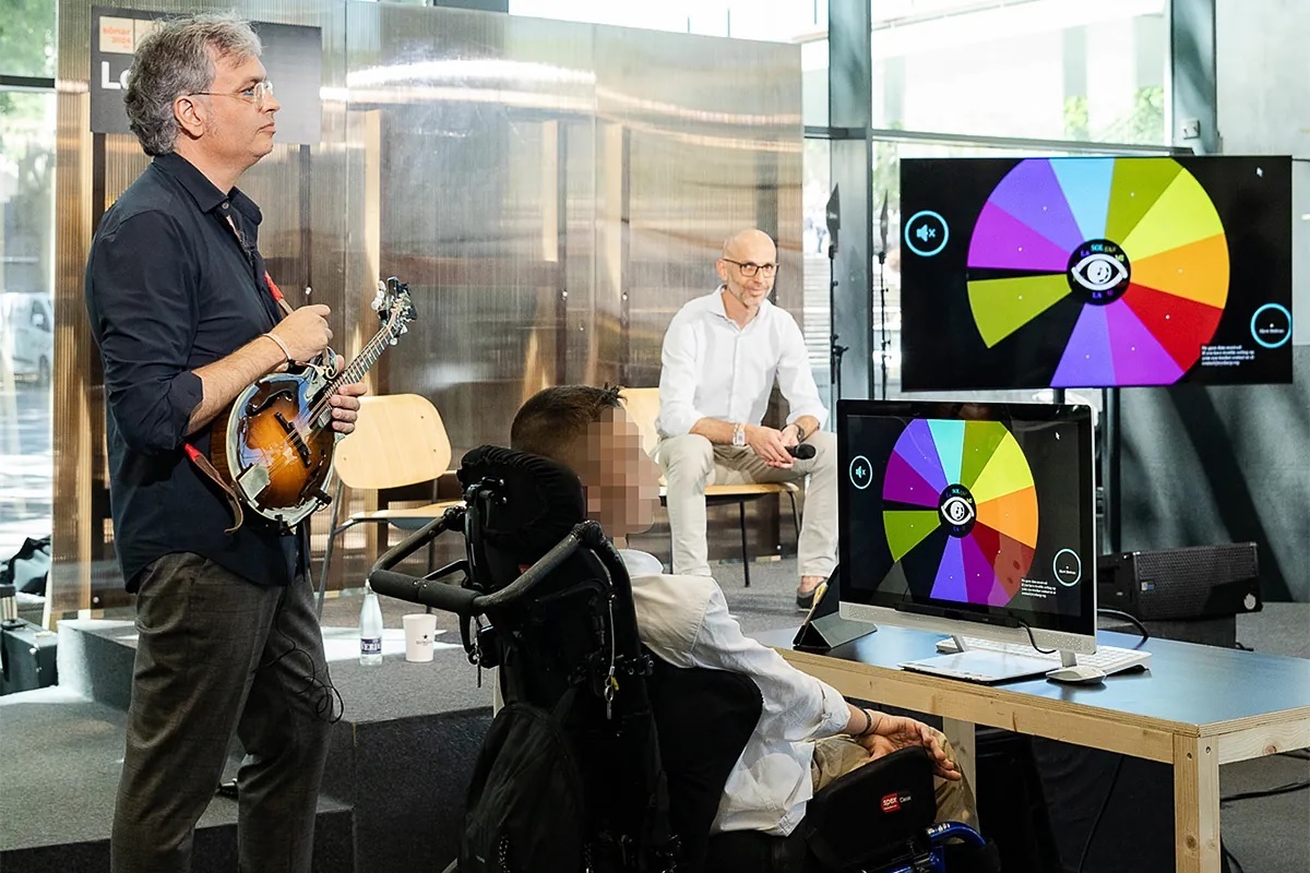 oel performs a musical piece with Oriol Saa, artistic director of the SIFU Foundation, at Snar.