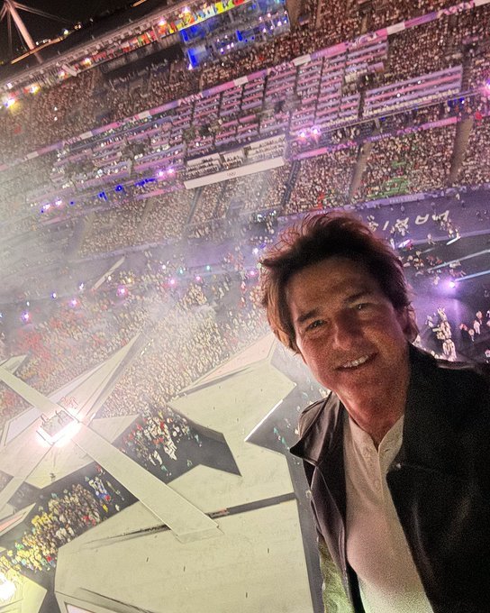 Tom Cruise share a photo of him with the audience on the closing ceremony