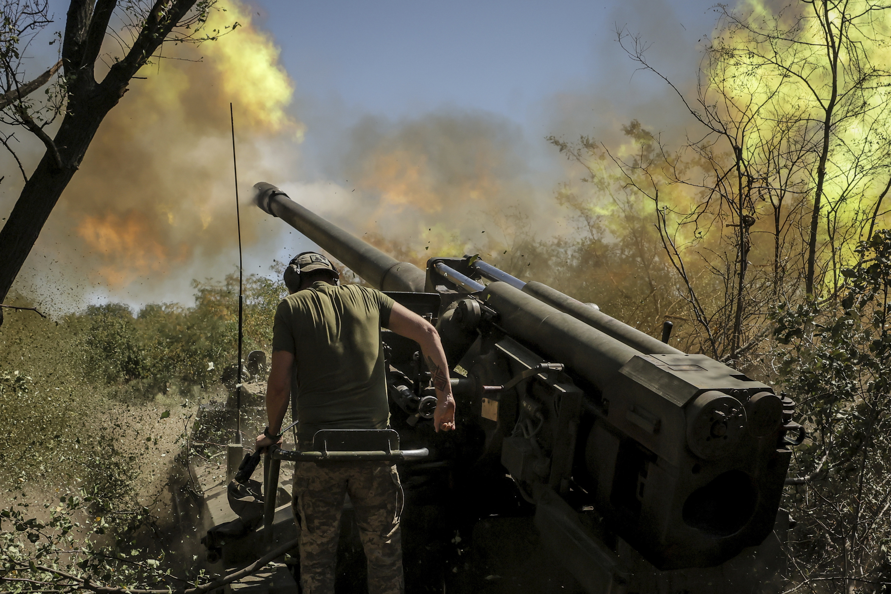 24th Mechanised Brigade fire a" Giatsint-S" 152mm self-propelled howitzer towards Russian positions near Chasiv Yar town