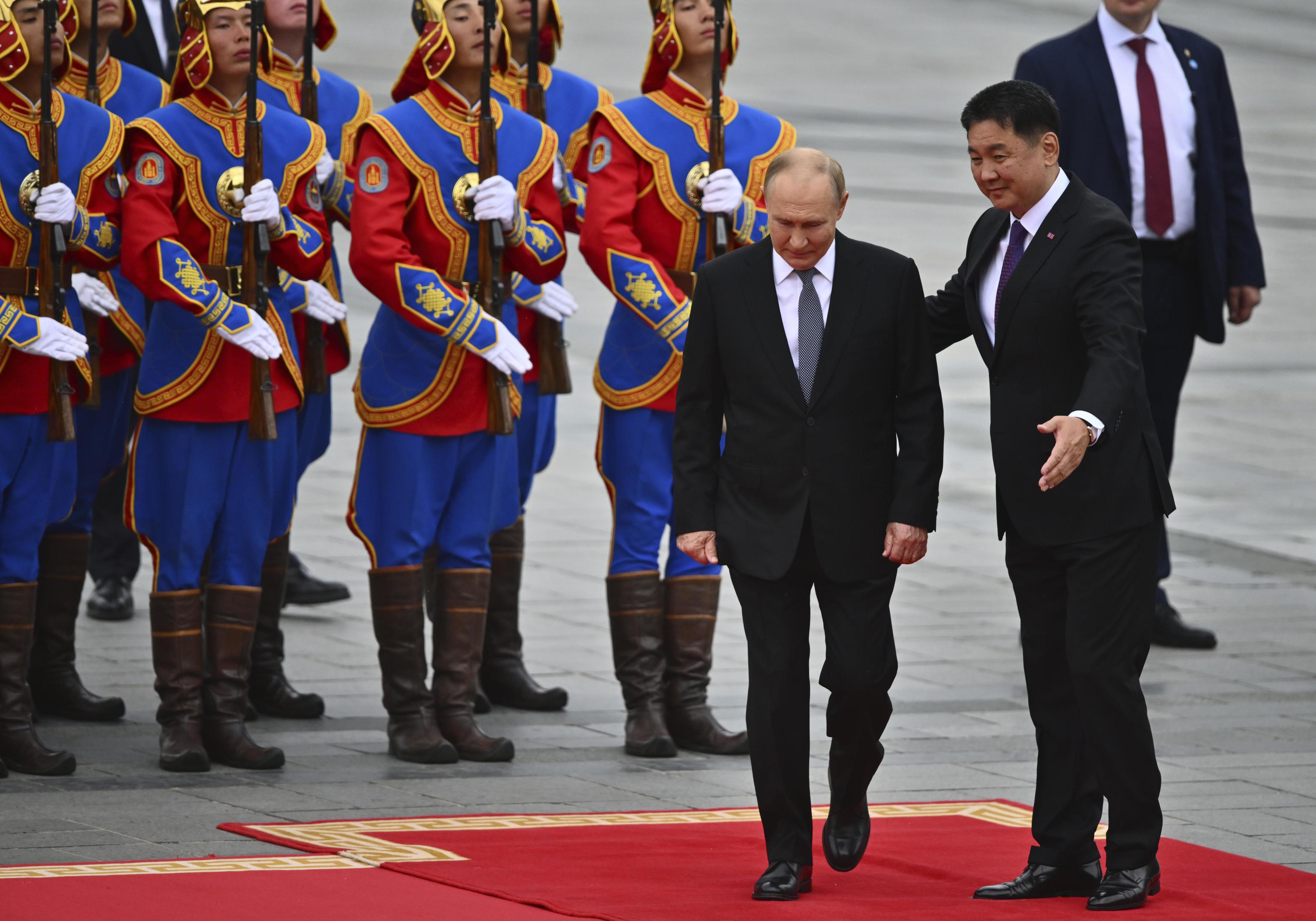 Putin and Mongolian President  attend a welcome ceremony in Ulaanbaatar.