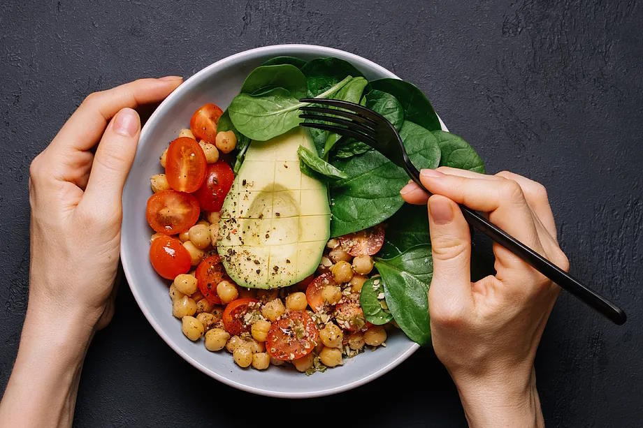 A salad with a high content of vegetable proteins and healthy fats.