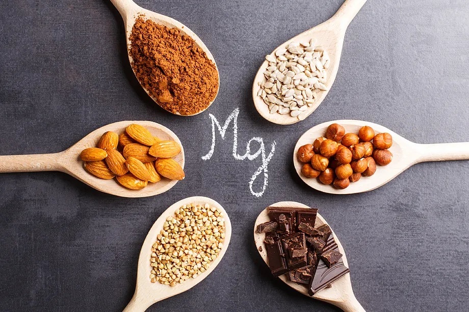 Some of the foods rich in magnesium include cocoa, nuts (pumpkin seeds, almonds, cashews...).