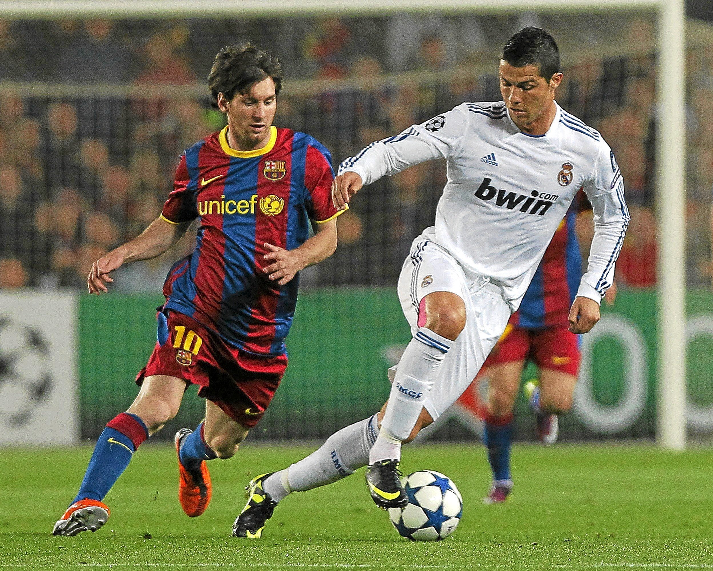 CR7 and Messi, during a match between Real Madrid and Bara.