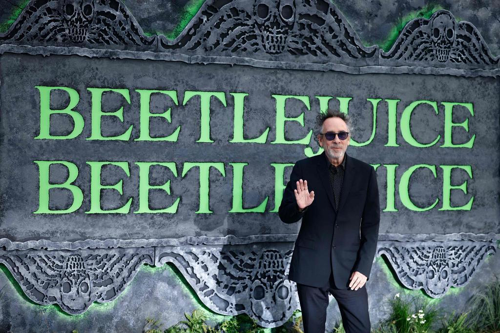 Tim Burton pose premiere of the film "Beetlejuice Beetlejuice".