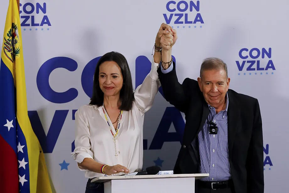 Edmundo Gonzlez and Mara Corina Machado, with hands united a day after the elections in Venezuela.