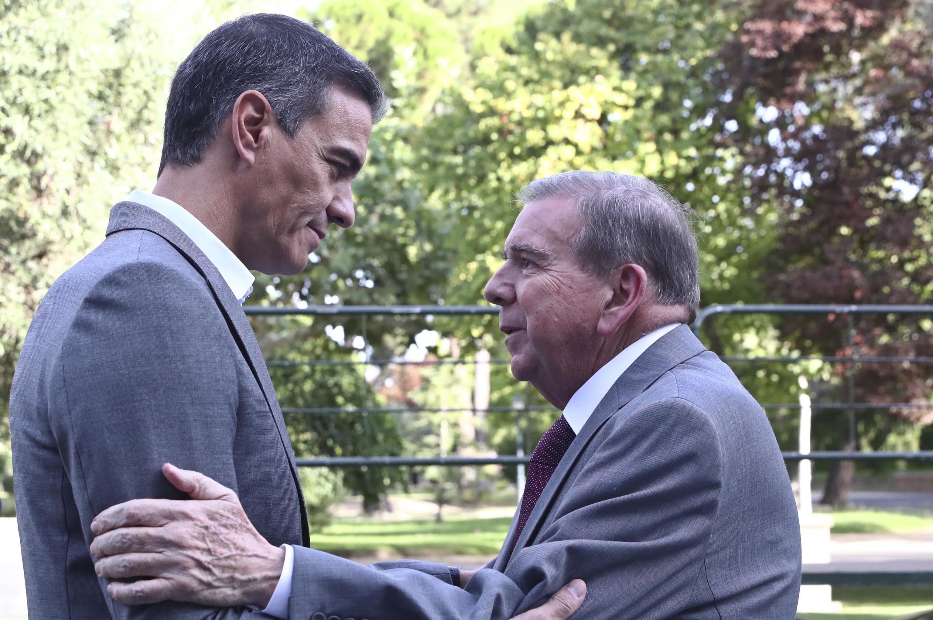 Pedro Snchez (l) greets Edmundo Gonzlez in Madrid, Spain.