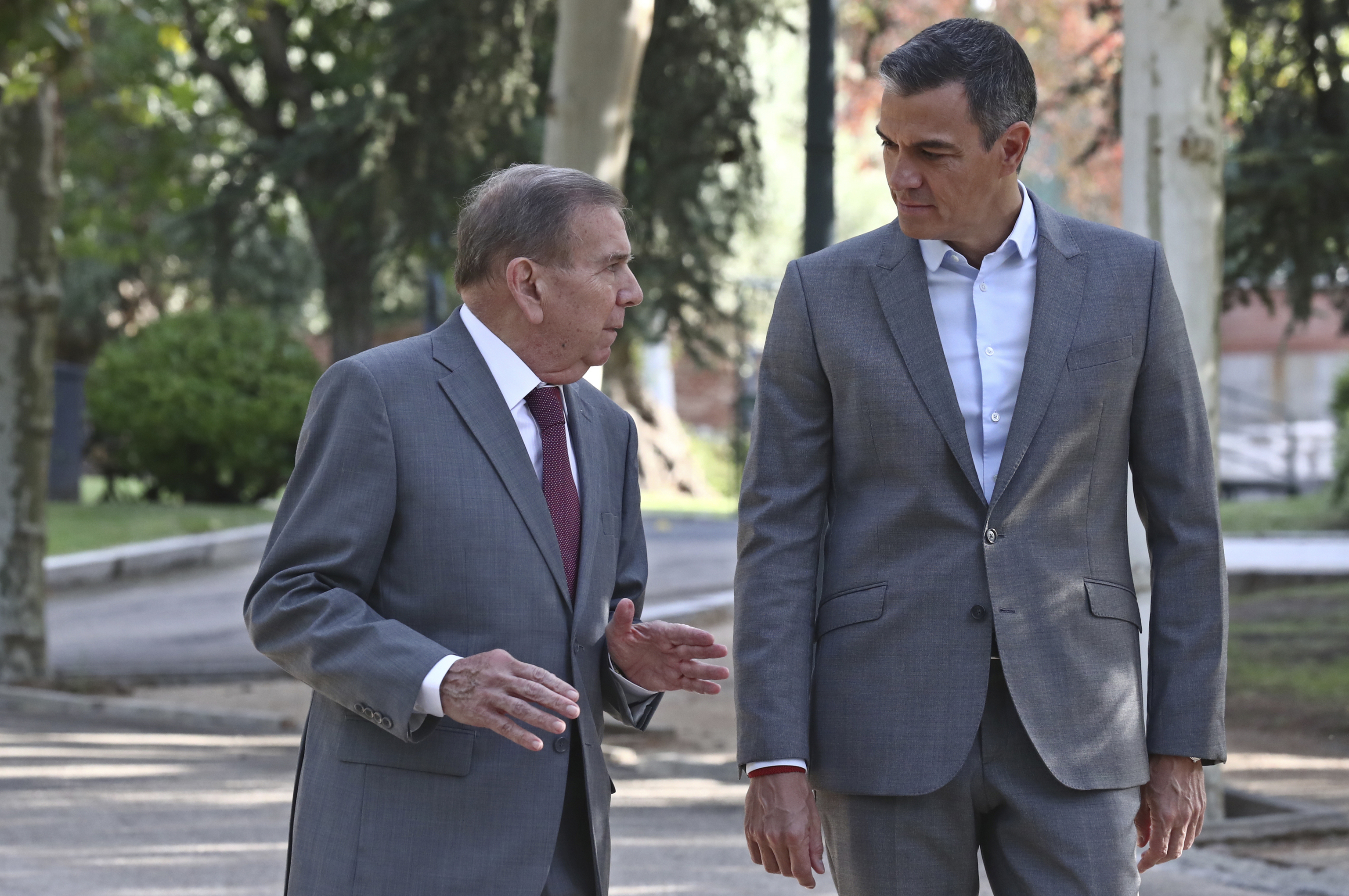 Exiled Venezuelan opposition leader Edmundo Gonzalez, left, walks with Spain's Prime Minister Pedro Sanchez