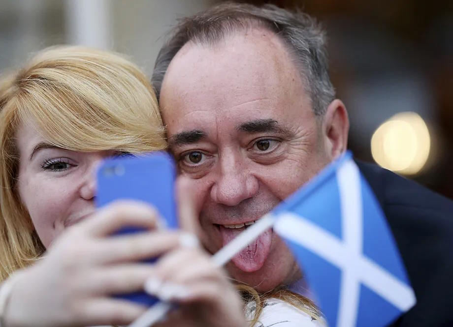 Alex Salmond with supporters, in Inverurie (Scotland).