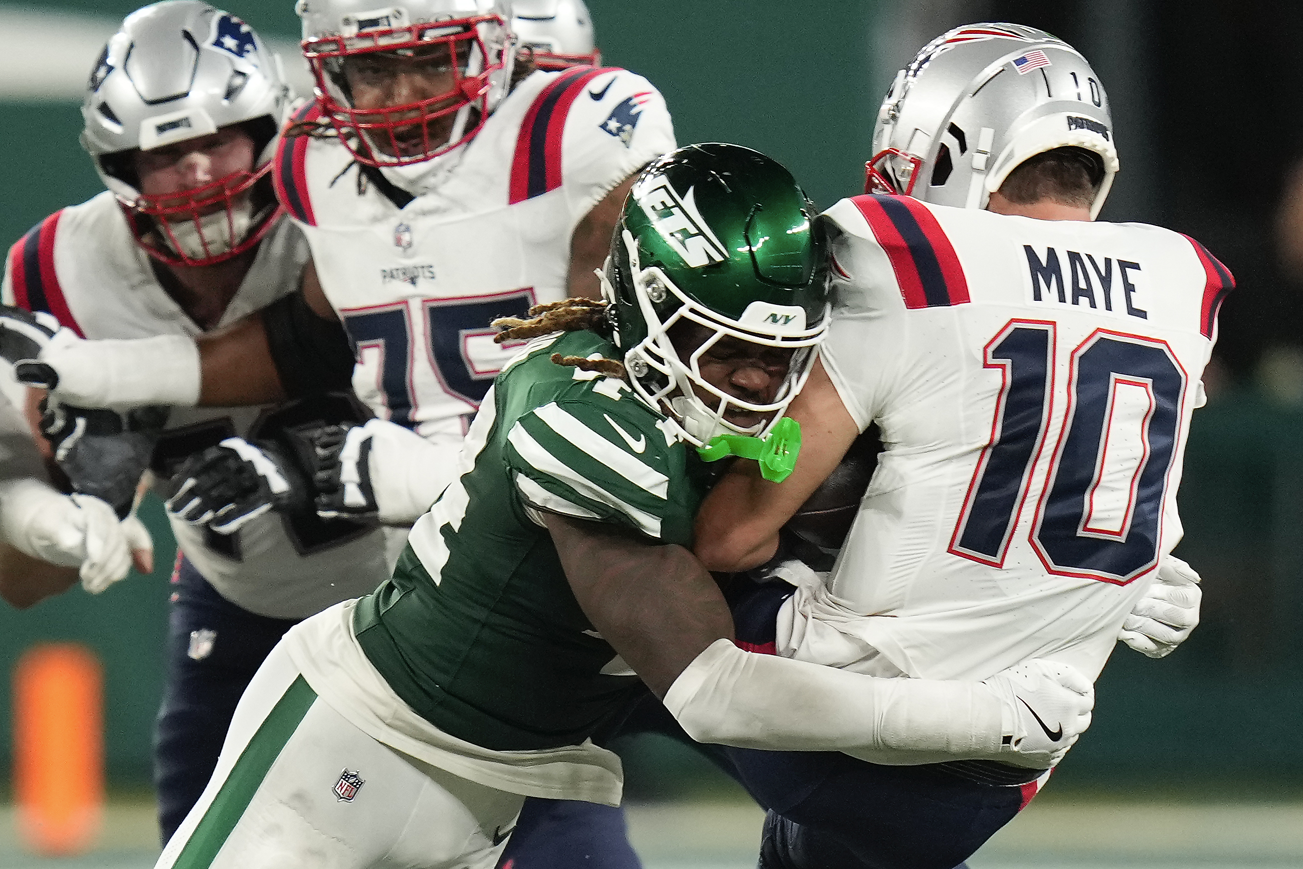 New York Jets linebacker Jamien Sherwood (44) sacks New England Patriots quarterback Drake Maye (10).