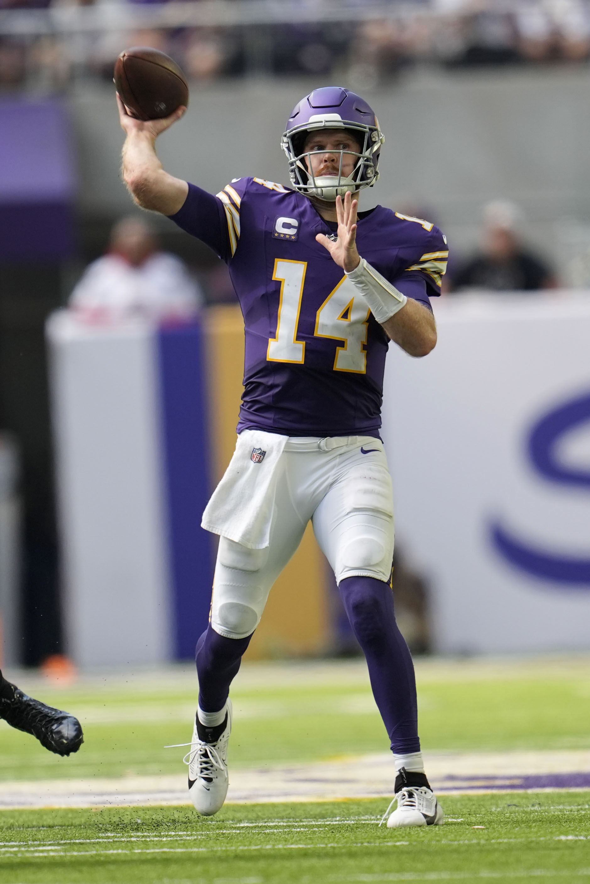 Minnesota Vikings quarterback Sam Darnold (14).