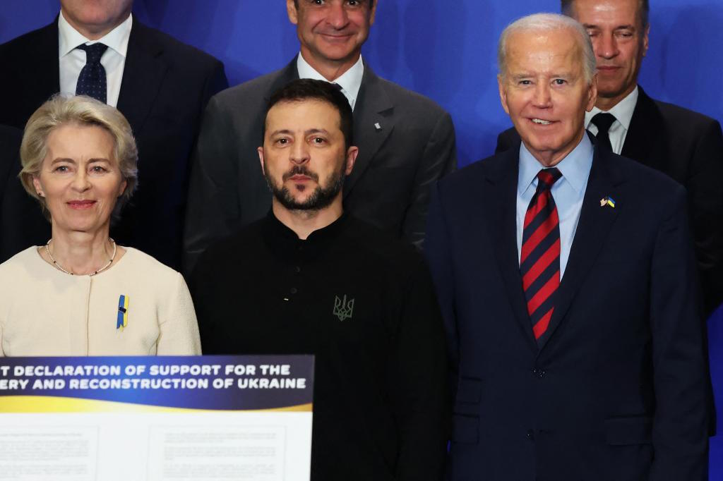 Von der Leyen, Zelensky and Biden poseduring an event with world leaders.