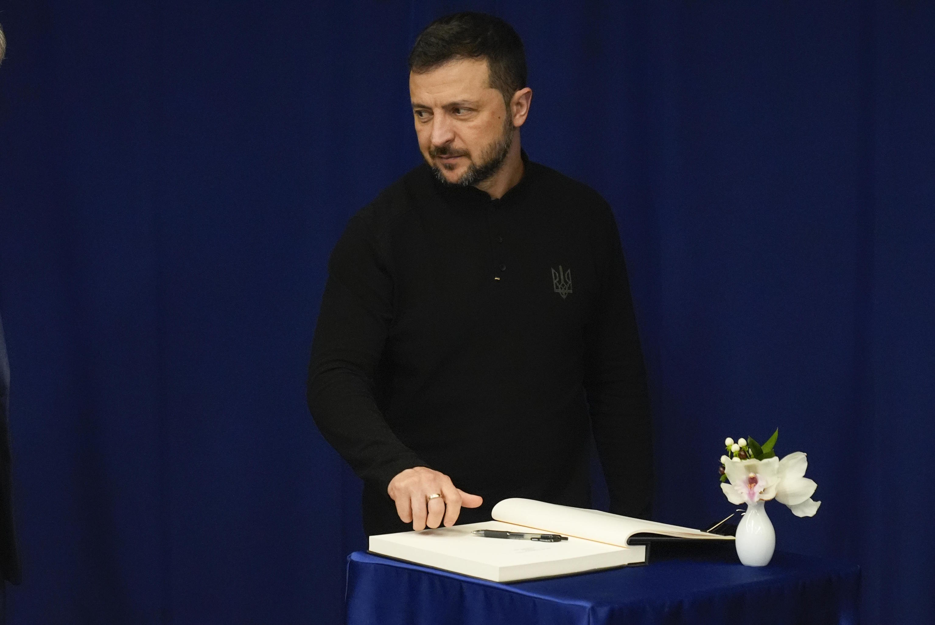 Zelenskyy signs a guest book ahead of his meeting with UN Secretary-General.