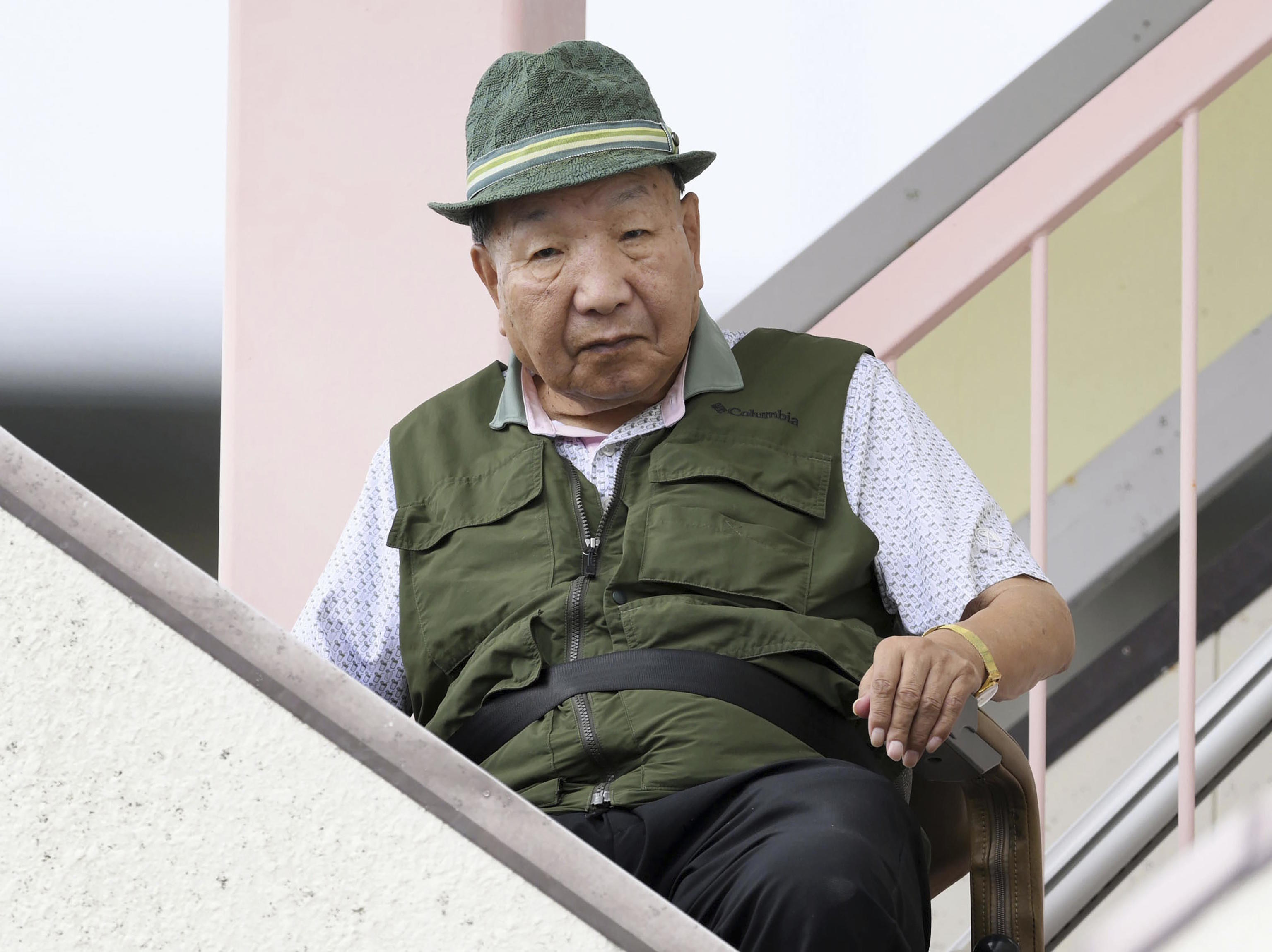 Iwao Hakamada entering the court assisted by a supporter of his cause.