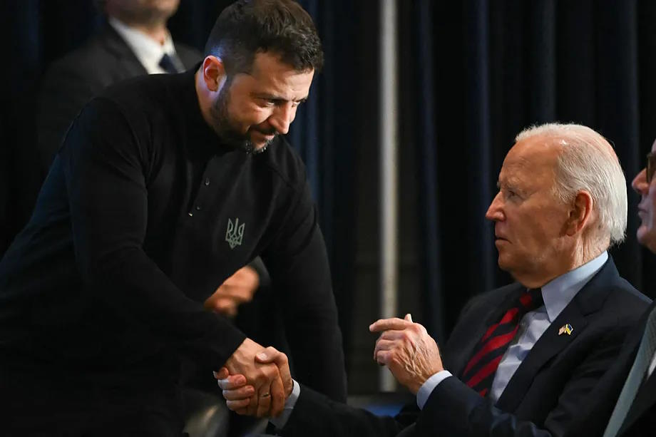 Ukrainian President Volodymyr Zelensky shakes hands with his US counterpart, Joe Biden.