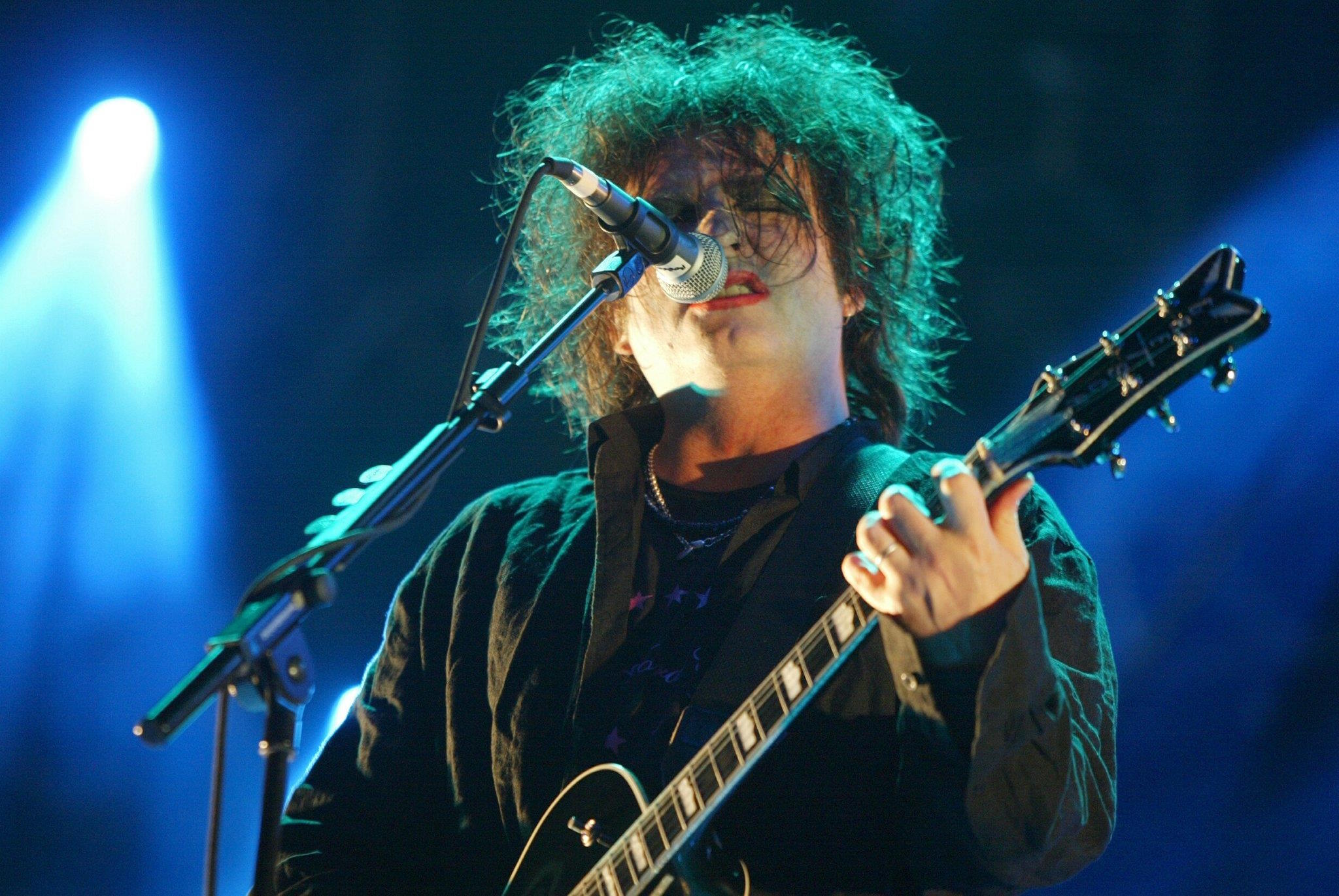 The singer of the British group "The Cure".