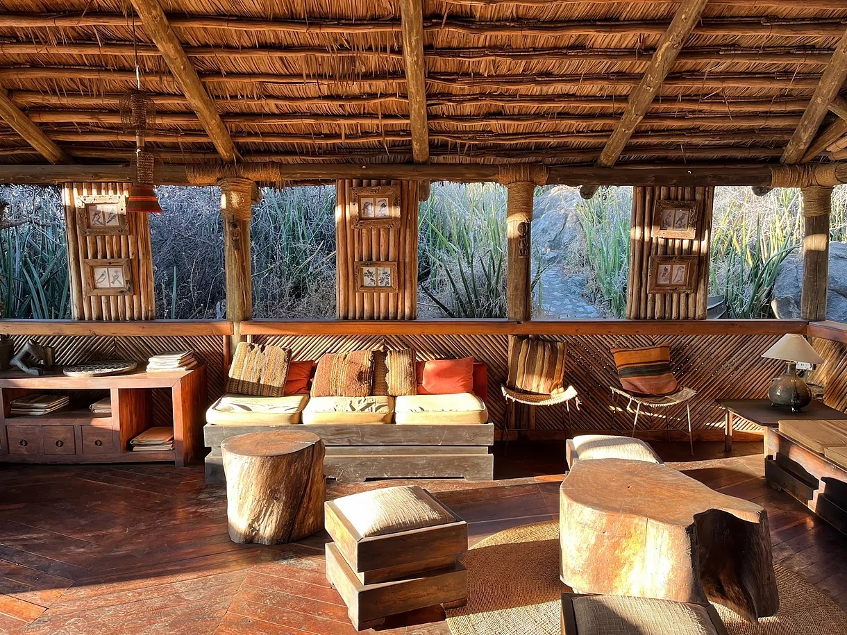 A tent and the common area of the Olduvai Camp, near the homonymous gorge.