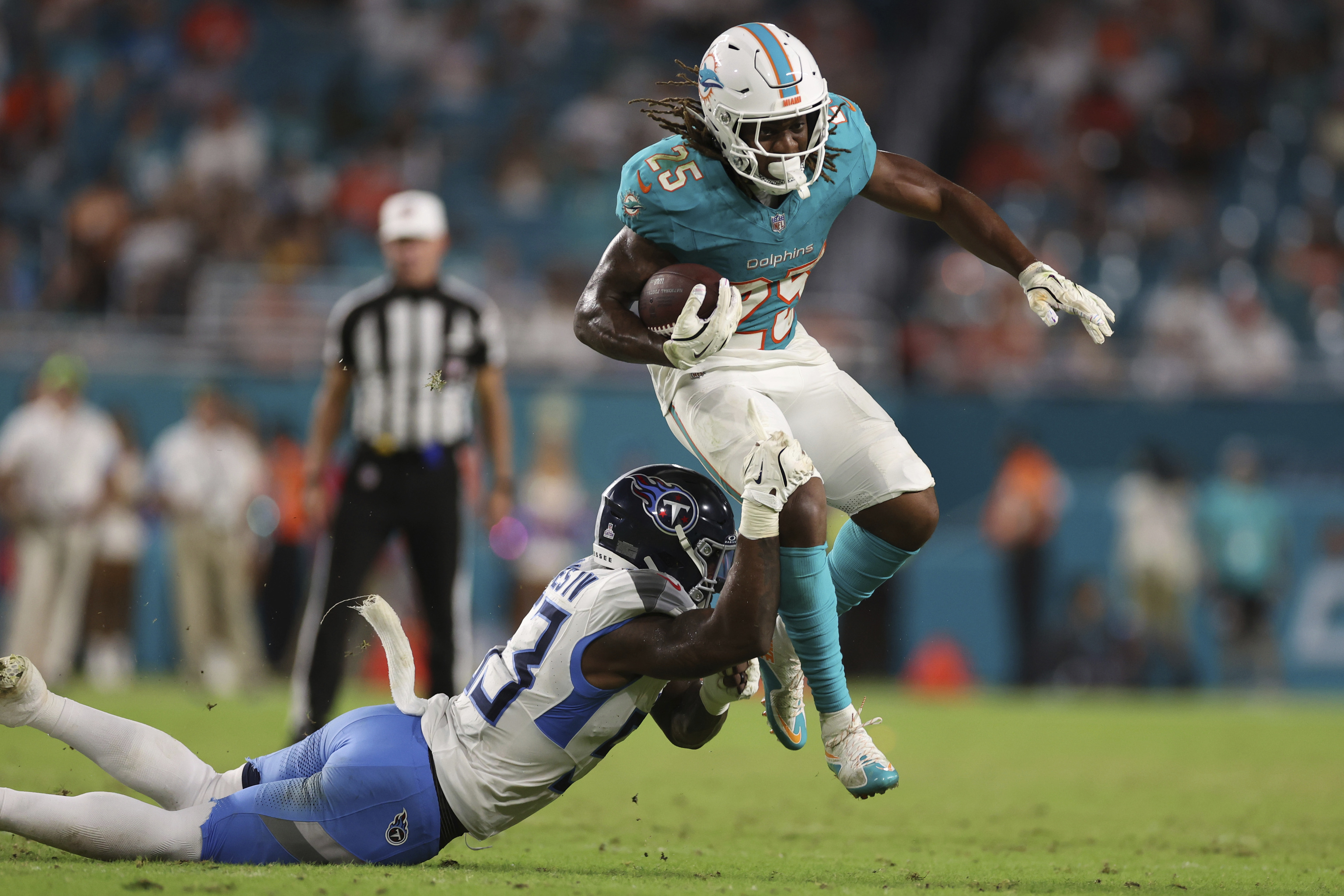 Tennessee Titans linebacker Ernest Jones IV (53) grabs Miami Dolphins running back Jaylen Wright (25)