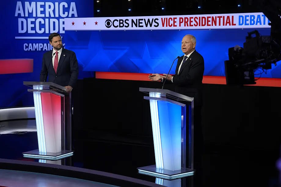 Vance and Walz, during a moment of the debate.