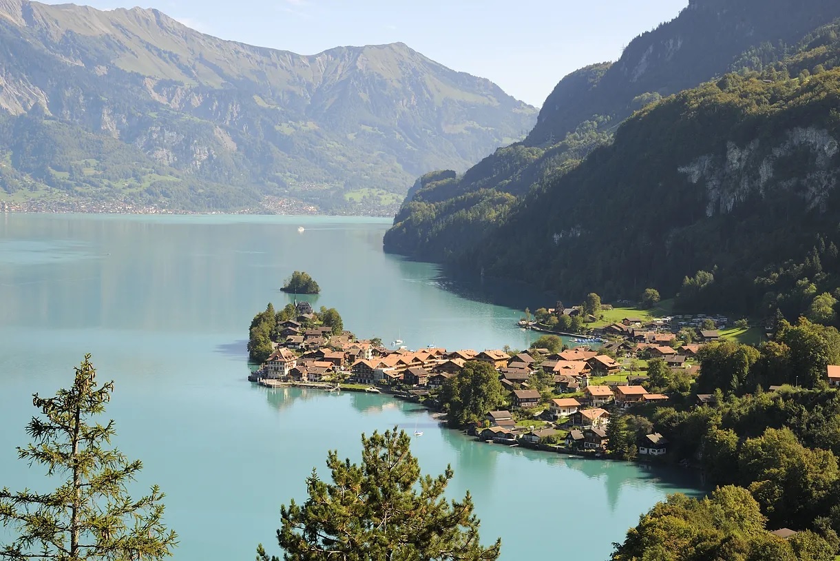 Lake Brienz displays an intense turquoise color due to the mix of minerals and glaciers.